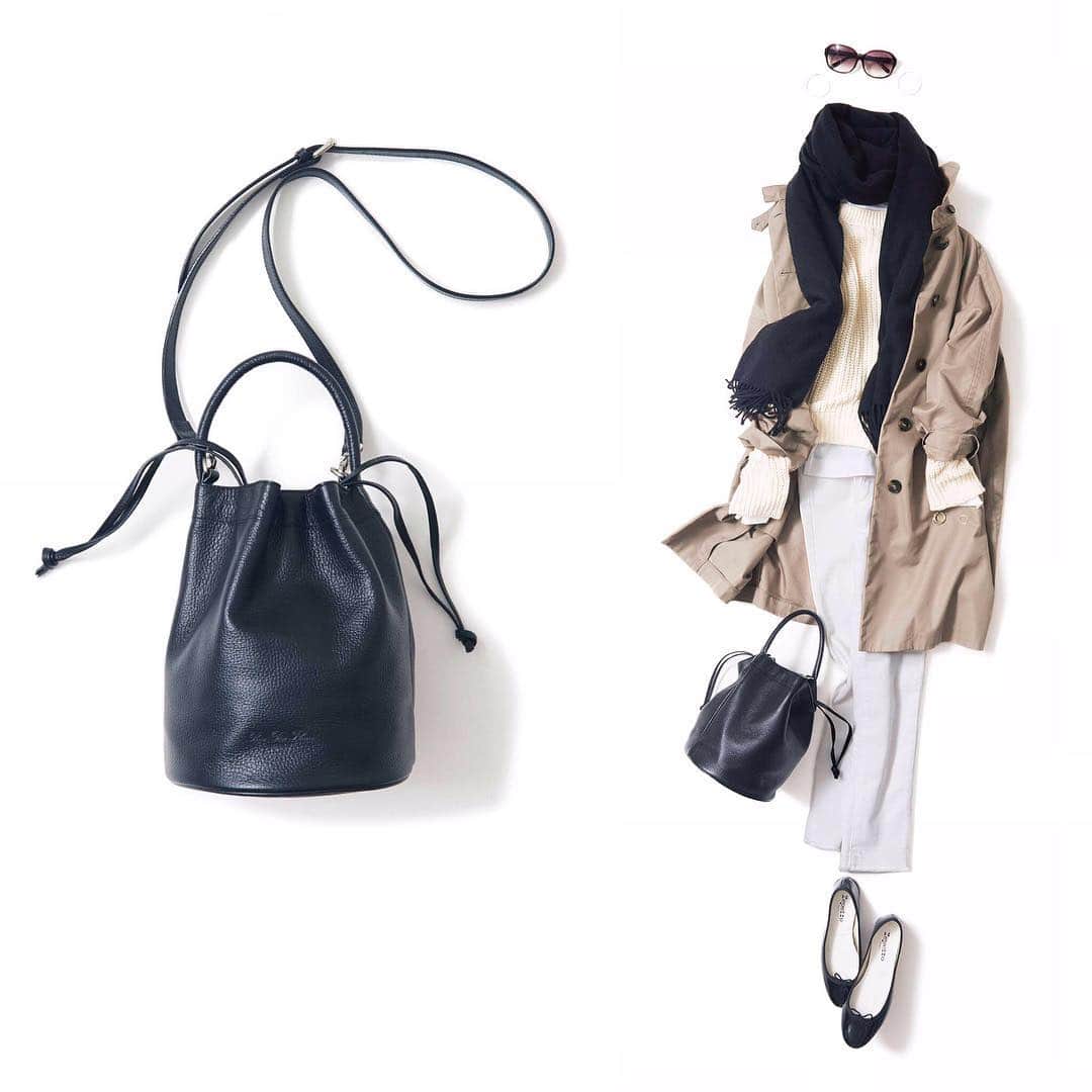 K.KSHOP_officialさんのインスタグラム写真 - (K.KSHOP_officialInstagram)「. ♦️ 再入荷 ♦️ . ◆Rue Des Fleurs／Le Petit Sac 24(NERO) ・ この「プティ・サック24」は、ジェーンバーキンのカゴバックからインスピレーションを得たデザイン。ころっとした丸みのあるフォルムが特徴的な巾着タイプのショルダーバッグです。 表素材は上質なカーフレザー、内側はアルカンターラ(人工スエード）が使用され、極上の軽さと柔らかさが魅力です。 長財布やペットボトルがしっかりと収納できるサイズ感で、巾着タイプなので開け閉めしやすく気軽にお持ちいただけます。 ・ #kkcloset #kkshop #菊池京子 #bag #kyokokikuchi #コーディネート #コーデ #coordinate #code #ootd #italy #outfit #kotd #カジュアル #black #monaco」3月27日 11時26分 - k.kshop_official