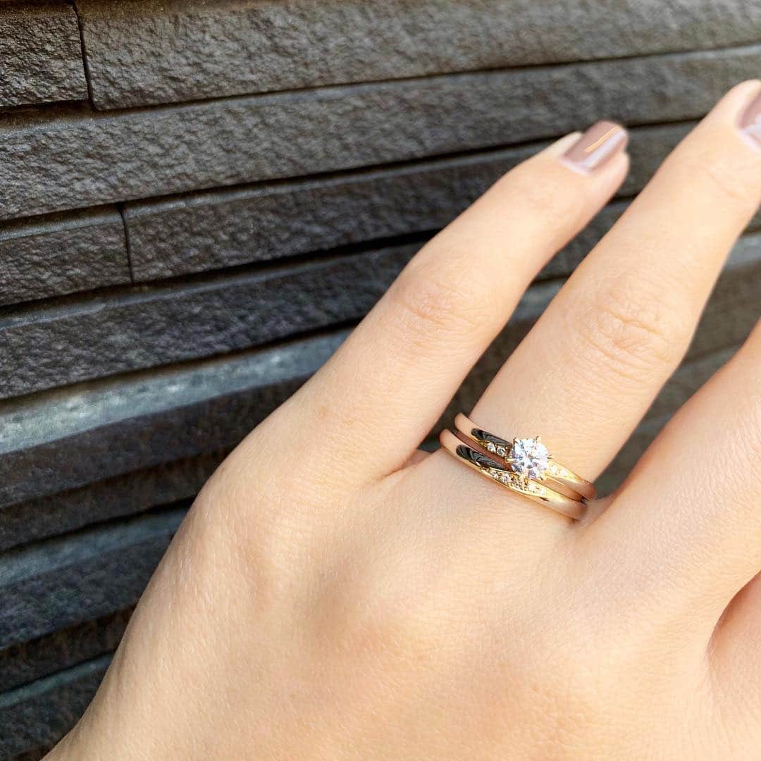 JKプラネット銀座.表参道.福岡|結婚指輪セレクトショップさんのインスタグラム写真 - (JKプラネット銀座.表参道.福岡|結婚指輪セレクトショップInstagram)「💍 @jkplanet.jewelry RosettE【ロゼット】 中央のイエローゴールドがアクセントのデザイン「魔法-MAGIC-」 なめらかなウェーブが綺麗です。 リングひとつひとつにはロマンティックなストーリーがあり、より一層愛着が湧きます♡ *･゜ﾟ･*:.｡..｡.:*:.｡. .｡.:*･゜ﾟ･* @jkplanet.jewelry 全店にて取り扱いです。 . ⇩JKPlanet  SHOP LIST⇩ 銀座本店・表参道店・横浜元町店（4.5 NEW OPEN）・福岡天神店・熊本上通店・宮崎橘通り店・鹿児島天文館店 . #JKPlanet  #JKプラネット #結婚指輪のセレクトショップ  #エンゲージリング #エンゲージ #婚約指輪 #マリッジ #マリッジリング #結婚指輪 #ロゼット #RosettE #リゾートウェディング #ナチュラルウェディング #大人婚 #全国のプレ花嫁さんと繋がりたい #プロポーズ #式場探し #元年花嫁  #ロケーションフォト #結婚指輪探し #結婚指輪選び #婚約指輪探し #結婚指輪💍 #福岡花嫁 #結婚しました #結婚對戒 #結婚戒指 #求婚戒指」3月27日 11時32分 - jkplanet.jewelry