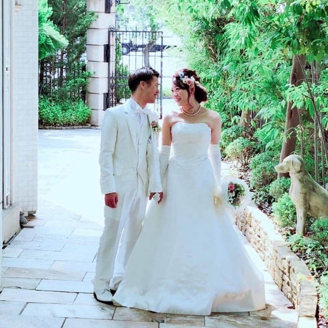 ウェディングカフェ/結婚式場無料紹介/富山・高岡・金沢・福井さんのインスタグラム写真 - (ウェディングカフェ/結婚式場無料紹介/富山・高岡・金沢・福井Instagram)「「笑顔が似合うお二人の姿😌✨」﻿ ﻿ ウェディングカフェの提携先で式場決定された、お二人😁とても仲良しで、ご相談で来店した時はたくさんお話させていただきました！﻿ ﻿ 結婚式に少し不安があった新婦さま。﻿ 準備は間に合うかな···と。﻿ 反対に新郎さまは、そんな新婦さまをみて「大丈夫！俺も手伝う！」とキラキラの笑顔で答えていました✨✨﻿ ﻿ ﻿ 当日、ブライズルームへ挙式前のお二人にお会いしてきました。﻿ いつもと同じ笑顔で迎えてくれたお二人🍀﻿ でも少し緊張しているのが感じられました😊﻿ ﻿ 「たくさんゲストの皆さんと、楽しんできてくださいね❤️」﻿ とだけ伝えてきました✨﻿ ﻿ 後日、お二人からお話を伺い﻿ 「とっても楽しい結婚式になりました😁緊張はしたけど、一生の思い出になりました」﻿ とおっしゃっていました💓﻿ ﻿ 「結婚式しようか迷ってる···」「自分たちに合ったスタイルが分からない」など、悩んでいる方はウェディングカフェへお越しください🍀﻿ ﻿ ﻿ #ウェディングカフェ#ウエディングカフェ#weddingcafe#結婚式#教会式#ウェディングドレス#笑顔#披露宴#金沢#石川県#金沢市#小松市#白山市#野々市市#かほく市#松任市 ﻿」3月27日 11時34分 - kanazawa.weddingcafe