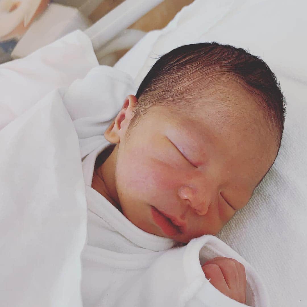 のインスタグラム：「2019年3月25日(月)17時14分 3386gの男の子を無事に出産致しました。 お一人お一人に直接ご報告すべきところ、こちらでのご報告になりすみません💦 これから母として初めての育児に全力で励みます✨ 今後とも宜しくお願いしますm(_ _)m #やっぱりNO25 #頭の大きさソフトボール」