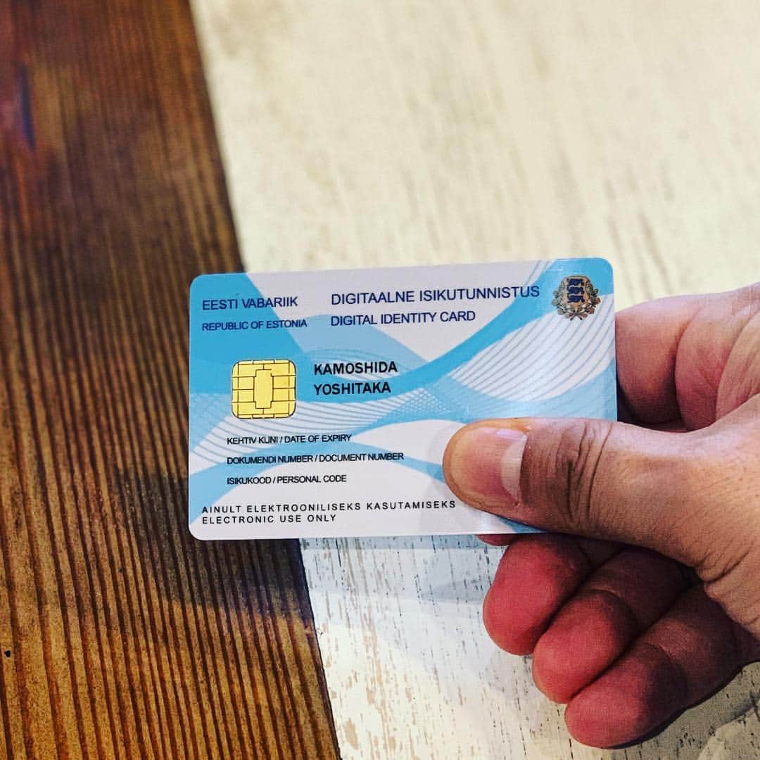鴨志田由貴のインスタグラム：「昨年申請してしばらく取りに行けなかったエストニアのe-Residency card 僕のは旧バージョンで、最近の人達は新バージョンもらえてました。」