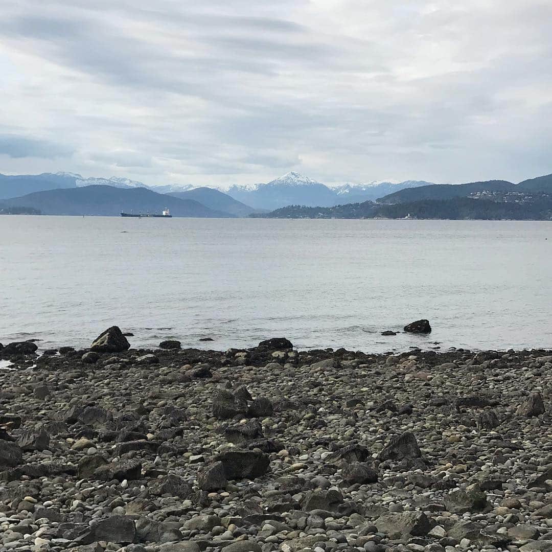 シャロン・ローレンスさんのインスタグラム写真 - (シャロン・ローレンスInstagram)「#beachcruising with @cusackcarmen  #canadiancoast」3月27日 11時50分 - sharonelawrence