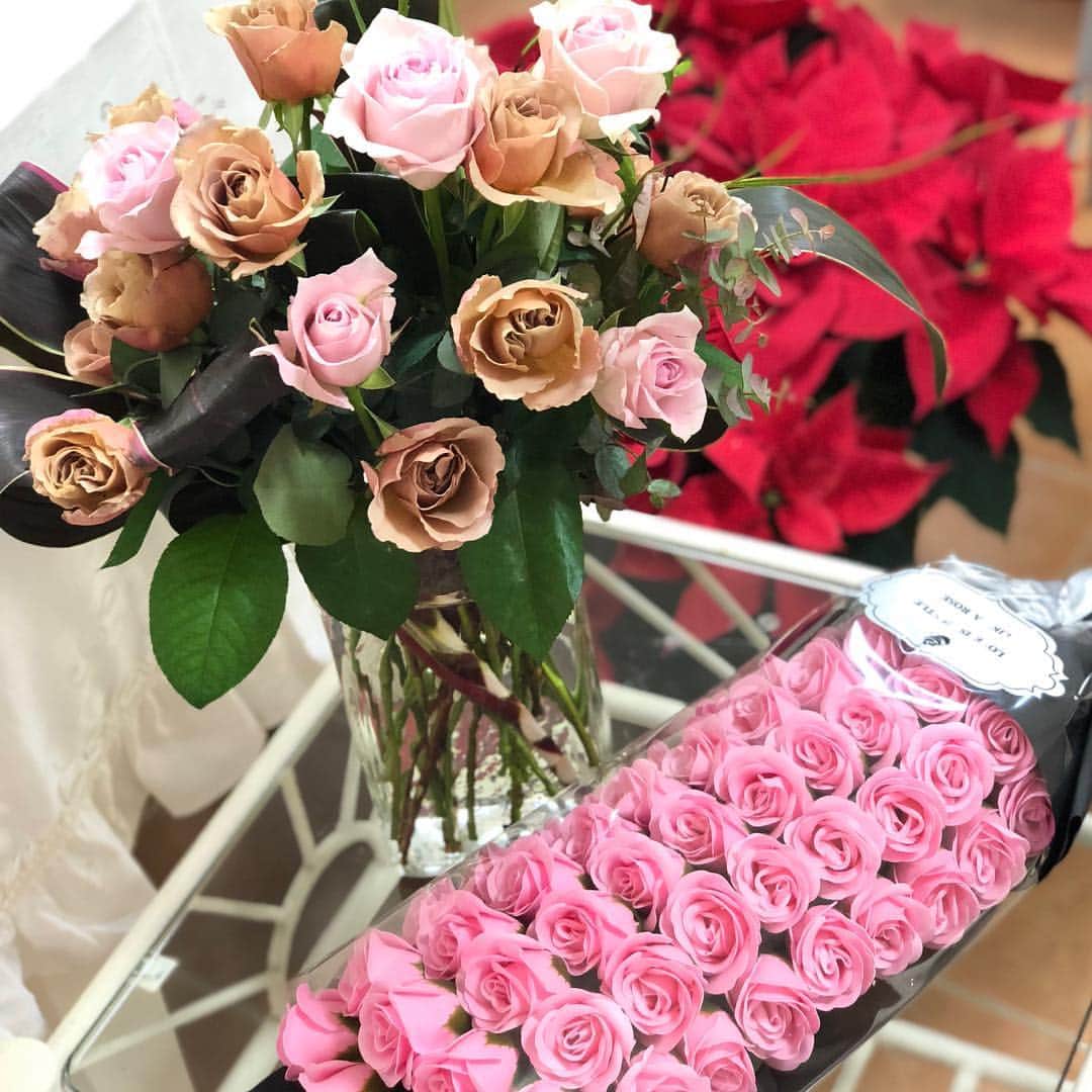 若月彩子さんのインスタグラム写真 - (若月彩子Instagram)「ベージュカラーでシックな薔薇の花束をいただきました🌹 濃いピンクの薔薇は石けんから作られているなんて😆 信じられない🌹 #薔薇の花束#石けんからつくられたフラワー#ベージュカラーの薔薇#珍しい薔薇#若月彩子」3月27日 11時51分 - lavender_1_2_3