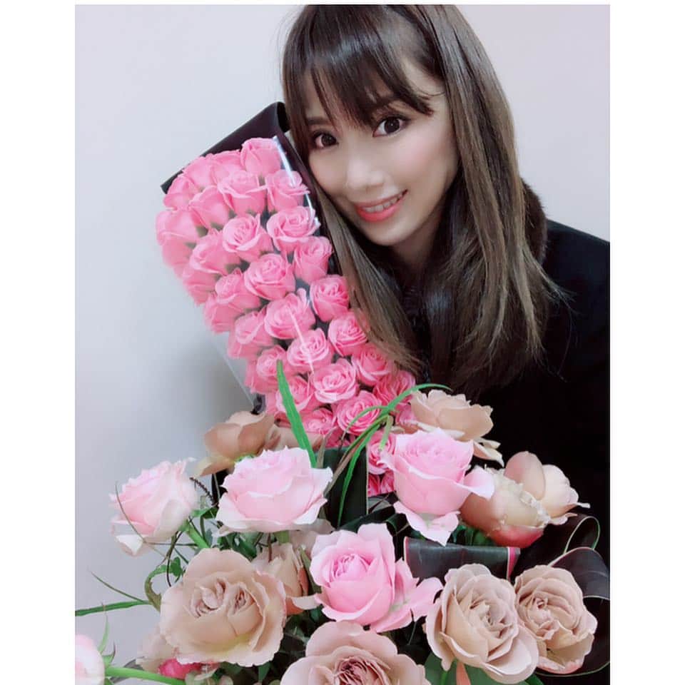 若月彩子のインスタグラム：「ベージュカラーでシックな薔薇の花束をいただきました🌹 濃いピンクの薔薇は石けんから作られているなんて😆 信じられない🌹 #薔薇の花束#石けんからつくられたフラワー#ベージュカラーの薔薇#珍しい薔薇#若月彩子」