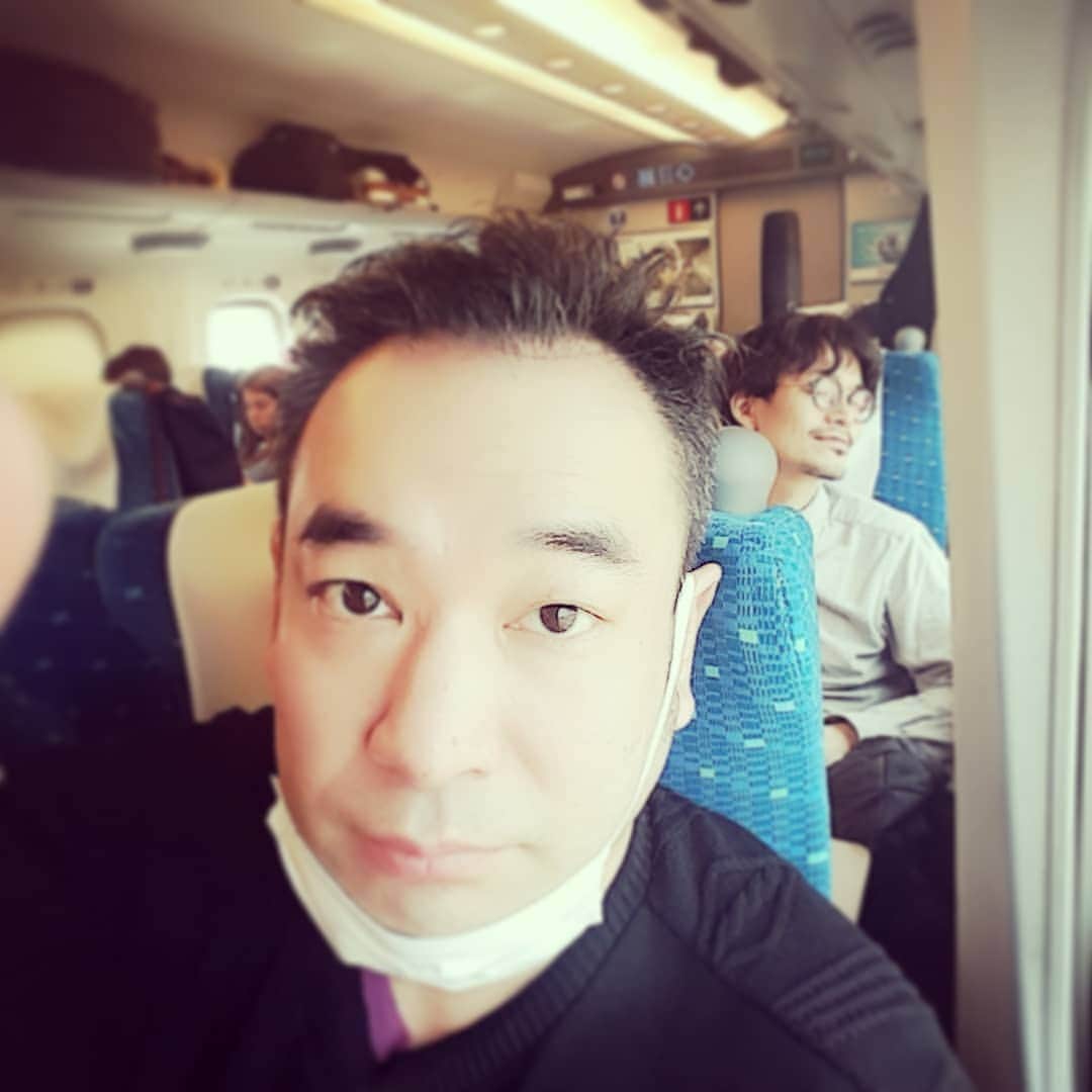 のインスタグラム：「静岡を発ち、小倉に向かう！ 鯛めし弁当食べながら。旨い！ ご来場の皆様ありがとうございました！ 後ろの席では恍惚の表情で眠る加藤啓。」