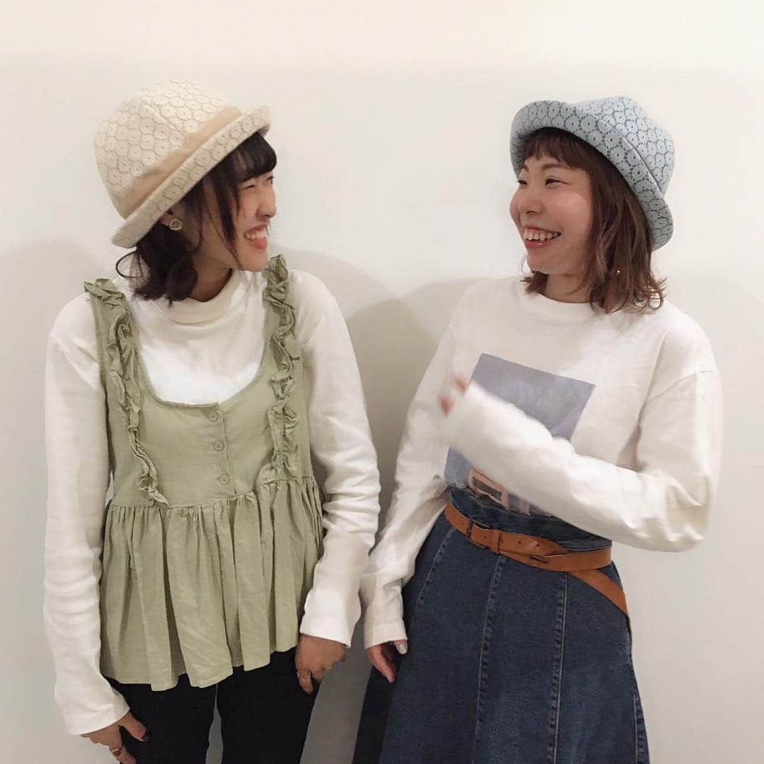 のインスタグラム：「⚪︎ 春のおすすめハットはこちら🎏 ・ つばは上げても下げてもかぶる事ができます。 春のアウターとも相性がよく、 カジュアルな雰囲気で合わせれるので 程よい今っぽさが◎ ・ ・ #カオリノモリ #kaorinomori #fashion #instahat #hat #spring #ハット #レース #メトロハット #おそろい #おそろコーデ #春色コーデ」
