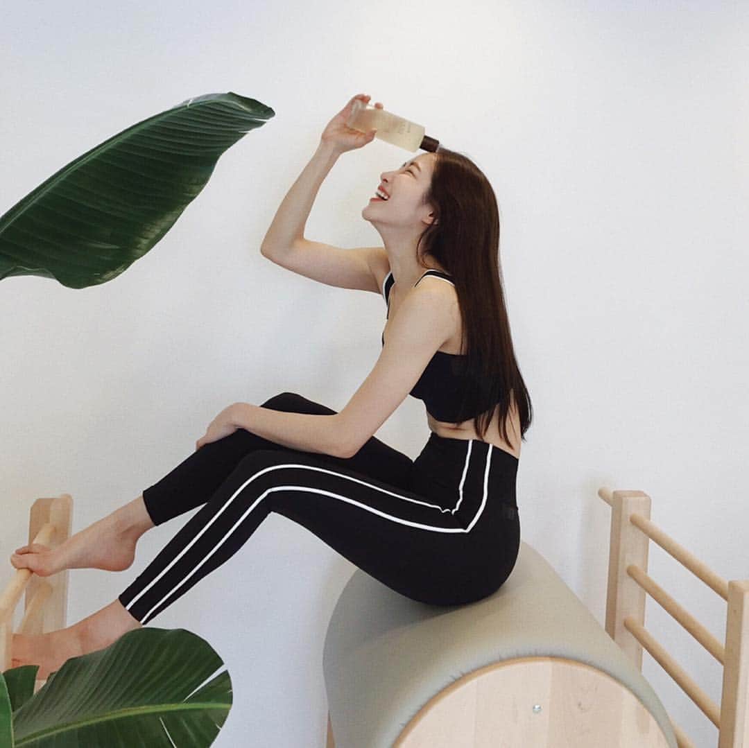 ガン・ヒョンギョンさんのインスタグラム写真 - (ガン・ヒョンギョンInstagram)「- 정신 없이 지나가는 하루 하루 속에서도 나의 몸의 소리에 귀 기울일 수 있는 이 순간이 저의 #프레쉬모먼트 입니다🌿 여러분의 일상 속 프레쉬모먼트는 무엇인가요? - 지금 #프레쉬 공식 인스타그램에서 진행되는  프레쉬모먼트 캠페인에 참여해보세요😳 가장 프레쉬한 모먼트를 보여준 5명에게는 #콤부차에센스 150ml 정품을  참여한 모든 분들에게는 콤부차에센스 20ml 가 선물로 증정됩니다:)J 💙💙💙 - @freshbeautykorea  #fresh #freshmoment #유료광고」3月27日 11時59分 - babebani