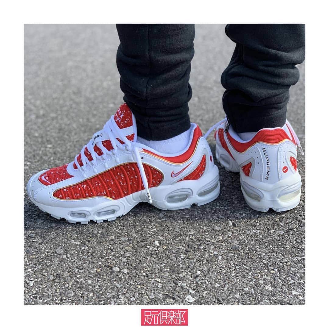 のインスタグラム：「AIRを搭載した「NIKE」のランニングシューズ[AIR MAX TAILWIND IV]を「SUPREME」がストリートシーンへ投下。ループパーツ、ヒールには「SUPREME」ロゴを配置しコラボレーションを証明。斑調に織り上げたアッパー素材とチャンキースタイルはデザインを絶妙に引き立て合う逸足。 . (@yusukekti )さんの足元倶楽部 . ブランド : SUPREME × NIKE モデル名: AIR MAX TAILWIND IV . ▼今すぐフォローして最新情報をチェックしよう！ 【NIKE 公式アカウント】 ⇒#@nike . 【SUPREME 公式アカウント】 ⇒#@supremenewyork . #nike #supreme #supremenike #airmaxtailwindⅣ #ナイキ #シュプリーム #足元倶楽部#足元クラブ #足元くら部 #足元 #あしもと倶楽部 #スニーカー#スニーカーコーデ #スニーカー同好会#キックス #靴 #コーディネート#スナップ #ファッションスナップ #ストリートスナップ#お気に入りの一足 #今日の逸足 #逸足 #운동화#kicks #newkicks」