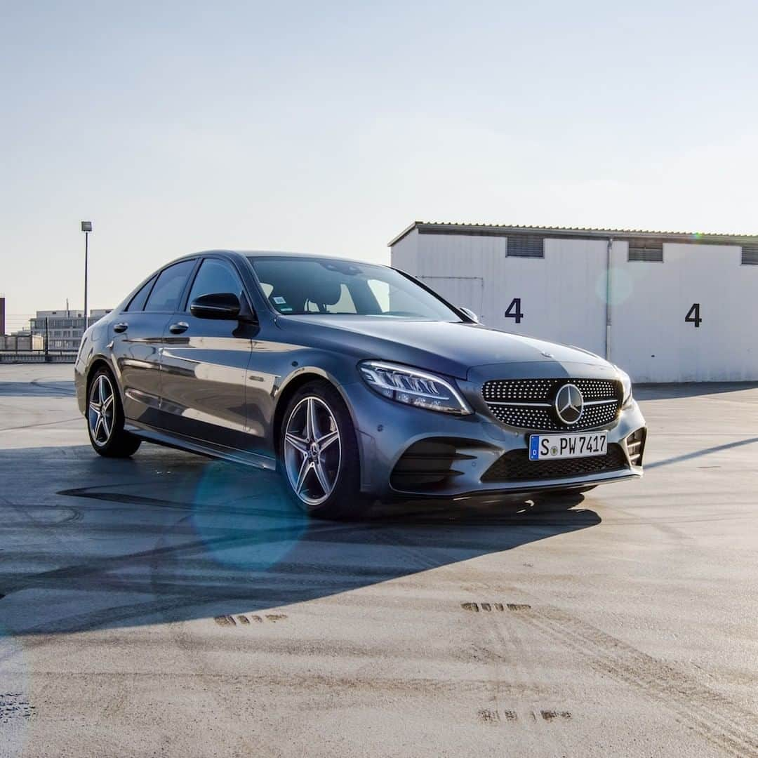 メルセデス・ベンツさんのインスタグラム写真 - (メルセデス・ベンツInstagram)「Here for your next urban adventure. 🏙 📸: @S_M_H_R for #MBsocialcar ______________________________ [Mercedes-Benz C 220 d | Kraftstoffverbrauch kombiniert: 4,4 l/100 km | CO2- Emissionen kombiniert: 117 g/km | mb4.me/RechtlicherHinweis] . #Coupe #E220d #Mercedes #MercedesBenz #Travel #Lifestyle #Car #Carstagram #InstaCar #MBCar #spring #cars247」3月27日 12時00分 - mercedesbenz