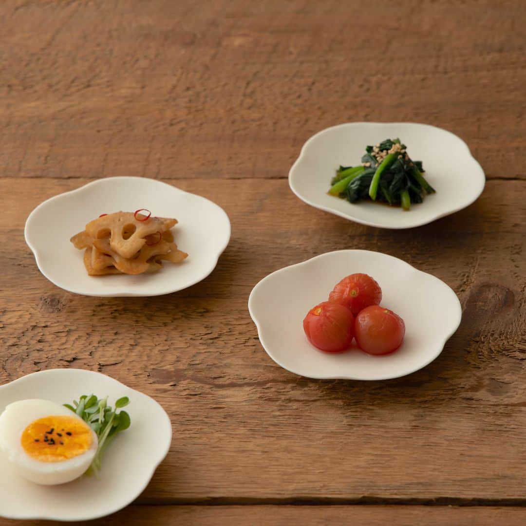 Komerco-コメルコ-さんのインスタグラム写真 - (Komerco-コメルコ-Instagram)「. 梅の花のかたちが可愛い、手のひらサイズの小皿。 お漬物や副菜をちょこっと盛るときに大活躍です✨ . ふんわりと食卓に溶け込む柔らかい白磁が魅力の #studiobwanji のうつわ。どんなテイストのものとも合わせやすい白磁は、持っておいて損はないアイテムです。なめらかなフォルムで、家庭料理を上品に演出してくれますよ。 . あまり耳馴染みのない"bwanji" という言葉の意味は、アフリカの言葉で"こんにちは"というような挨拶を表すのだそうです。以前、青年海外協力隊としてアフリカのザンビアで活動していたことから名付けられたのだとか👀 . Komercoに出品してくださるクリエイターの中には、様々な経験をモノづくりに活かしている方がとても多いんです😳皆さんにも、少しずつご紹介していきますね。 . ------------------------------- . studio bwanji / 梅小皿 . ▷こちらの作品はKomercoアプリでクリエイターから直接ご購入いただけます。 アプリ内「さがす」で「studio bwanji」と検索してください🔎 . ▷iOS版Appダウンロードはプロフィールリンクから📲 @komerco_official.」3月27日 12時00分 - komerco_official