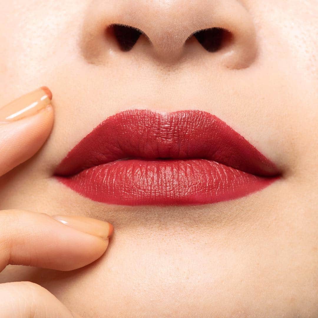 M∙A∙C Cosmetics Japanのインスタグラム：「⠀ M∙A∙Cアーティストが リップスティックの魅力を いろんな角度からお伝えする💁‍♀️ #PowerOfLipstick 💄✨ 今回の色は… #ルビーウートーキョー 💋 ⠀ MAKEUP AND MODEL: M·A·C ARTIST SHIORI IKEWAKI @mac_lumineest PHOTO: @takaki_iwata ⠀ ⠀ ⠀ ⠀ ⠀ #MACCosmeticsJapan #MACコスメ #MACCosmetics #MyArtistCommunityJP #MACArtistChallenge #MAC #コスメ #メイク #秋メイク #リップ #リップスティック #赤リップ #レッドリップ #RubyWooTokyo #MACリップ #パワーオブリップスティック」