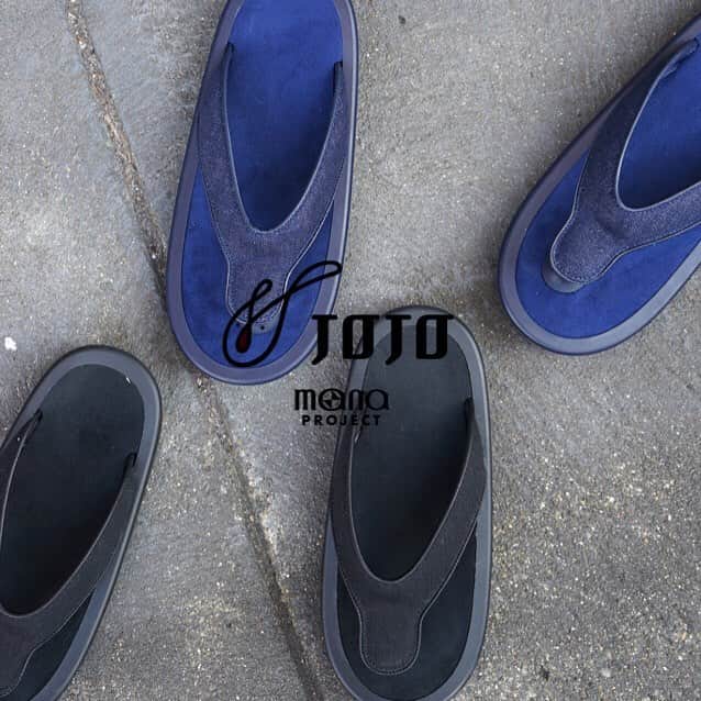 のインスタグラム：「. . . Johnbull Private labo Men’s Select Brand . -JOJO - @naito_jojo . . . JOJO SANDALS BULELINE ¥30,000+tax . JOJO SANDALS BLACKLINE ¥30,000+tax  4月1日 発売 . . サンダルの新しいカタチ「JOJO」 前ツボには特殊ゴム、足裏にはエクセーヌ(Ecsaine)を使用するなど、厳選した素材を使用したJOJOのベーシックモデル。  Johnbull Private laboでは花緒を19SSからの新定番である、BLUELINE、BLACKLINEで使用されているデニム生地を使用した特別なモデルを展開。 指股にしっかりと力が入り重心を下げて体を使うことができる特徴をもつJOJOは、活動的に1日歩いても疲れない使い方が可能です。 日々、履いていただく中でデニム特有の表情、経年変化を楽しんでいただけるサンダルになりました。 . . . 取り扱い店舗: Johnbull Private labo Harajuku Johnbull Private labo class. Johnbull Private labo Kyoto Johnbull Private labo Okayama . ※店舗は時期により展開の変更、完売の可能性もございますので、事前にお問い合わせいただくことをおすすめ致します。 . . . JOJO  ビーチサンダル、ゴム草履、フリップフロップ。 国境を超えて世界中で親しまれる現代の足の供の歴史を辿ると、自ずと日本古来の履物文化に行き着きます。 日本で生まれた草履が現代のライフスタイルに合わせて現代のサンダルとして形を変え、今ではハワイの海辺からインドの僧院にいたるまで、あらゆる場所でわたしたちの日常に溶け込んでいます。  美しく放物線を描く花緒は、普遍的な機能性と構造美でサンダルの形を象徴していますが、 そんな完成されたサンダルのデザインを、この度京都・祇園の老舗履物匠「ない藤」が新たに描き直しました。 . . . . #johnbull #johnbullprivatelabo #jojosandal #ジョンブル #ジョンブルプライベートラボ #ジョジョサンダル #japan #tokyo #okayama #kojima #sandals #fashion #mensoutfit #outfits #outfitoftheday #mensfashion #ootdmen #menswear #outfit4real @johnbull_private_labo @naito_jojo」