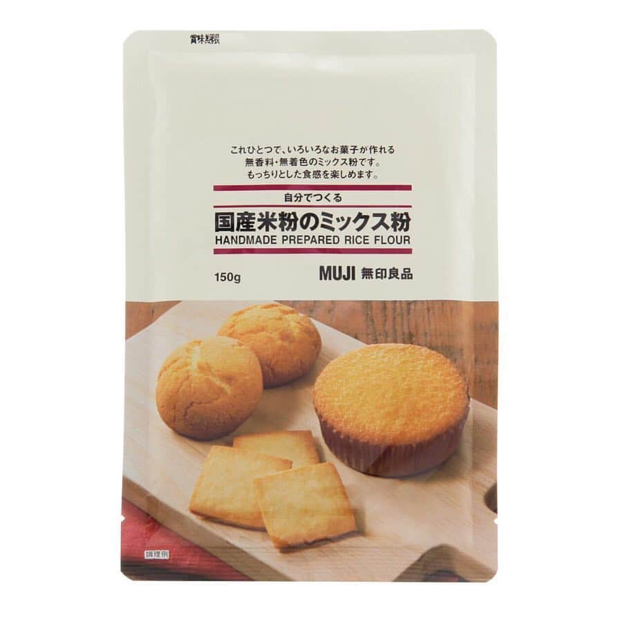 無印良品さんのインスタグラム写真 - (無印良品Instagram)「【#休日につくるアレンジレシピ】グルテンフリーレモンパウンドケーキ - 無印良品の商品を使って、すこしのアレンジでいつもと違う手軽でおいしいレシピを紹介します。 - 今回のレシピは、「自分でつくる 国産米粉のミックス粉」を使った「グルテンフリーレモンパウンドケーキ」。 - 米粉でつくるパウンドケーキは、しっとり感ともちもち感がとてもおいしいです。 - ■材料 ・自分でつくる 国産米粉のミックス粉　1袋（無印良品） ・卵　3個 ・食塩不使用バター　80g ・グラニュー糖　70g ・はちみつ　10g ・牛乳　60ml ・レモンの皮　1/2個分 ・飾りのレモン　1/2個分 - ■準備 バターを室温に戻してやわらかくしておきます。 パウンド型にクッキングシートを敷いておきます。 レモンの皮をすりおろしておきます。 オーブンを180℃に余熱しておきます。 - ■作り方　調理時間 15分 1)バターとグラニュー糖をボウルにいれ、泡立て器でよく混ぜ、溶き卵を少しずつ加えてその都度よく混ぜます。 2)1にはちみつと牛乳、レモンの皮を加えて混ぜます。 3)2に焼き菓子ミックス米粉を加えて、ゴムベラで切るように混ぜ合わせ、パウンド型に流し込みます。 4)180℃のオーブンで35～40分焼き、粗熱が取れたらできあがりです。 - #無印良品 #MUJI #mujiレシピ #MUJIrecipe #アレンジレシピ #グルテンフリーレモンパウンドケーキ #グルテンフリー #パウンドケーキ #レモン #国産米粉 #国産 #米粉」3月27日 12時01分 - muji_global