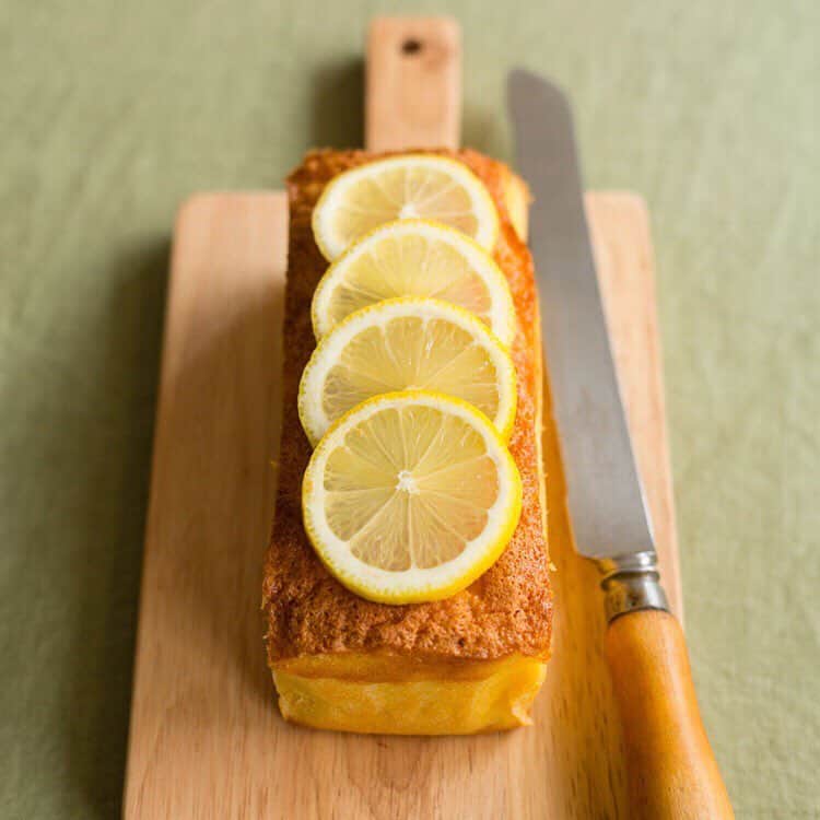 無印良品さんのインスタグラム写真 - (無印良品Instagram)「【#休日につくるアレンジレシピ】グルテンフリーレモンパウンドケーキ - 無印良品の商品を使って、すこしのアレンジでいつもと違う手軽でおいしいレシピを紹介します。 - 今回のレシピは、「自分でつくる 国産米粉のミックス粉」を使った「グルテンフリーレモンパウンドケーキ」。 - 米粉でつくるパウンドケーキは、しっとり感ともちもち感がとてもおいしいです。 - ■材料 ・自分でつくる 国産米粉のミックス粉　1袋（無印良品） ・卵　3個 ・食塩不使用バター　80g ・グラニュー糖　70g ・はちみつ　10g ・牛乳　60ml ・レモンの皮　1/2個分 ・飾りのレモン　1/2個分 - ■準備 バターを室温に戻してやわらかくしておきます。 パウンド型にクッキングシートを敷いておきます。 レモンの皮をすりおろしておきます。 オーブンを180℃に余熱しておきます。 - ■作り方　調理時間 15分 1)バターとグラニュー糖をボウルにいれ、泡立て器でよく混ぜ、溶き卵を少しずつ加えてその都度よく混ぜます。 2)1にはちみつと牛乳、レモンの皮を加えて混ぜます。 3)2に焼き菓子ミックス米粉を加えて、ゴムベラで切るように混ぜ合わせ、パウンド型に流し込みます。 4)180℃のオーブンで35～40分焼き、粗熱が取れたらできあがりです。 - #無印良品 #MUJI #mujiレシピ #MUJIrecipe #アレンジレシピ #グルテンフリーレモンパウンドケーキ #グルテンフリー #パウンドケーキ #レモン #国産米粉 #国産 #米粉」3月27日 12時01分 - muji_global