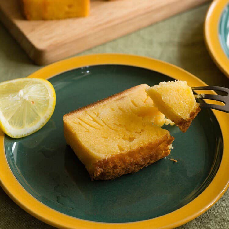 無印良品さんのインスタグラム写真 - (無印良品Instagram)「【#休日につくるアレンジレシピ】グルテンフリーレモンパウンドケーキ - 無印良品の商品を使って、すこしのアレンジでいつもと違う手軽でおいしいレシピを紹介します。 - 今回のレシピは、「自分でつくる 国産米粉のミックス粉」を使った「グルテンフリーレモンパウンドケーキ」。 - 米粉でつくるパウンドケーキは、しっとり感ともちもち感がとてもおいしいです。 - ■材料 ・自分でつくる 国産米粉のミックス粉　1袋（無印良品） ・卵　3個 ・食塩不使用バター　80g ・グラニュー糖　70g ・はちみつ　10g ・牛乳　60ml ・レモンの皮　1/2個分 ・飾りのレモン　1/2個分 - ■準備 バターを室温に戻してやわらかくしておきます。 パウンド型にクッキングシートを敷いておきます。 レモンの皮をすりおろしておきます。 オーブンを180℃に余熱しておきます。 - ■作り方　調理時間 15分 1)バターとグラニュー糖をボウルにいれ、泡立て器でよく混ぜ、溶き卵を少しずつ加えてその都度よく混ぜます。 2)1にはちみつと牛乳、レモンの皮を加えて混ぜます。 3)2に焼き菓子ミックス米粉を加えて、ゴムベラで切るように混ぜ合わせ、パウンド型に流し込みます。 4)180℃のオーブンで35～40分焼き、粗熱が取れたらできあがりです。 - #無印良品 #MUJI #mujiレシピ #MUJIrecipe #アレンジレシピ #グルテンフリーレモンパウンドケーキ #グルテンフリー #パウンドケーキ #レモン #国産米粉 #国産 #米粉」3月27日 12時01分 - muji_global