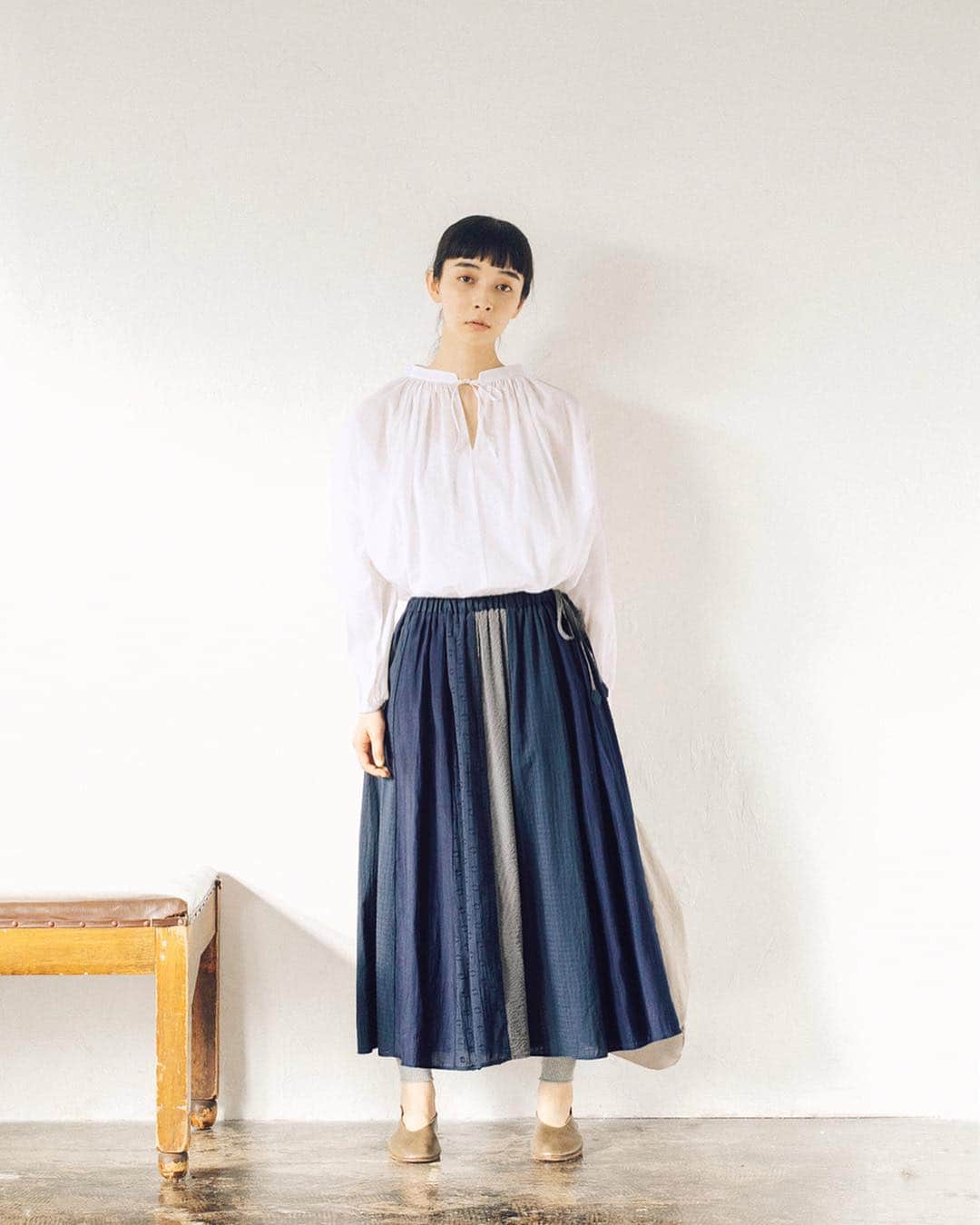 のインスタグラム：「春の日差しに爽やかに映える【ホワイト・ベージュ・グレーの服】着こなしをまとめてご紹介﻿ ﻿ 春の新作の中から、ホワイト・ベージュ・グレーといった、やわらかな色合いのアイテムを、着こなしとともにご紹介します。﻿ ﻿ ﻿ ﻿ -----------﻿﻿﻿ ■Cielスワンレースチャーチスモック［NDN-2A29-0436-A］﻿ ネック周りにたっぷり取ったギャザーが女性らしく、透け感のあるサラリとした素材でふわっと軽やかなスモックチュニックです。﻿ 肩から袖には、ブランドお馴染みの繊細な白鳥模様のトーションレースが。裾を出して着ても素敵です。﻿ ﻿ ﻿ -----------﻿﻿﻿ ■スラブヘムラインドレープドレス［ZOI-2A20-1178-B］﻿ やわらかくナチュラルな風合いが魅力的なスラブ生地を使用。﻿ たっぷりと生地をとった、分量感のあるシルエットがかわいらしいワンピースです。﻿ ゆったりとした着心地ながら、広めに開いたネックラインが顔まわりの印象をすっきりと演出。﻿ ﻿ ﻿ -----------﻿﻿﻿ ■リネン袖タックワンピース［MAA-2A29-0712-D］﻿ タックを入れたボリューム感のある袖が特徴的なワンピース。﻿ 前後着用可能な2WAY仕様なので、ワンピースのみならず羽織りとしても合わせられます。﻿ シンプルな身頃なので合わせる小物で印象も変えられ、ストールやアクセサリーでニュアンスの変化を楽しむのもおすすめ。﻿ ﻿ ﻿ -----------﻿﻿﻿ ■フレンチリネンタックシャツワンピース［NTH-2A29-0743-A］﻿ 柔らかくもコシのある上質なフレンチリネンで仕立てられたワンピース。﻿ 配色を効かせたネックの切り替えにウエスト部分のタックディテール、シルエットをきれいに見せてくれる生地のハリ感で、ナチュラルな素材ながらもどこかクラシカルでキチンと感のある仕上がりになっています。﻿ 縫製後の製品洗い加工による風合いも魅力的。﻿ ﻿ ﻿ -----------﻿﻿﻿ ■コットンリネンキャンバストリプルウォッシュ 肩ボタン開き袖フレアーブラウス［INA-2A29-1018-A］﻿ 左肩のボタン開きが特徴のプルオーバーブラウス。﻿ 袖にゴムギャザーを入れて、女性らしいフレアなラインが表現されています。﻿ ロールカラーがクラシカルな品のよさを演出。﻿ 素材にはざっくりとした風合いの綿麻混を使用し、甘くなりすぎない大人の雰囲気に仕上げました。﻿ 着続けるほどに肌になじみ、愛着が湧いていきます。﻿ ﻿ ﻿ -----------﻿﻿﻿ ■ショールレースブラウス［POH-5A28-1456-C］﻿ 前身頃と袖にレース生地を使用したブラウスです。﻿ 薄手でほどよいハリのある麻素材が、シンプルながらも凛とした清涼感のある表情に仕上がっています。﻿ 前開きなので羽織りものとしても活躍。﻿ 品のあるレース使いにすっきりとしたノーカラーできれいめコーデにもぴったりです。﻿ ﻿ ﻿ -----------﻿﻿﻿ ■コットンリネンキャンバストリプルウォッシュ 肩ボタン開き袖フレアーブラウス［INA-2A29-1018-A］﻿ 左肩のボタン開きが特徴のプルオーバーブラウス。﻿ 袖にゴムギャザーを入れて、女性らしいフレアなラインが表現されています。﻿ ロールカラーがクラシカルな品のよさを演出。﻿ ﻿ ﻿ ﻿ -----------﻿﻿﻿ #今日のコーデ #コーディネート #ファッション #ナチュラル #ナチュラン #natulan #日々の暮らし #暮らしを楽しむ #シンプルライフ #シンプルコーデ #シンプル #暮らし #春コーデ #大人コーデ #春 #春の装い　#ブラウス #リネン #ワンピース　#natulan_official #デニムコーデ　#春夏コーデ　#ナチュラルな暮らし　#ナチュラルコーデ　#春カラー」