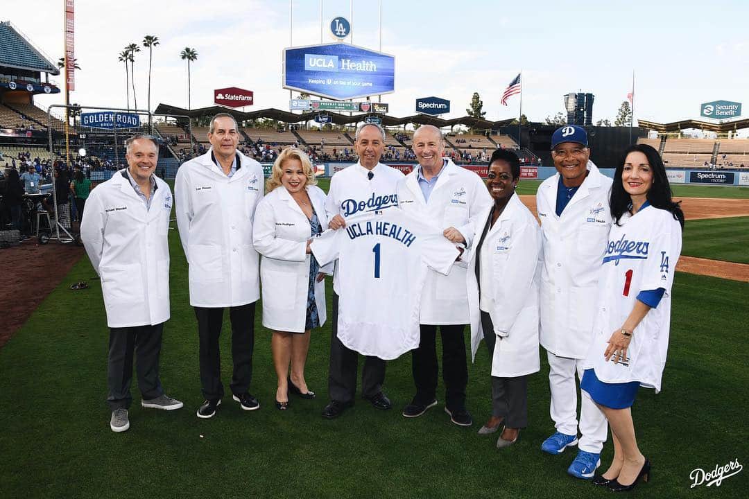 Los Angeles Dodgersさんのインスタグラム写真 - (Los Angeles DodgersInstagram)「Welcome to the team, @uclahealth!  UCLA Health is now the Official Medical Partner of the Dodgers as part of a multi-year partnership.」3月27日 12時03分 - dodgers