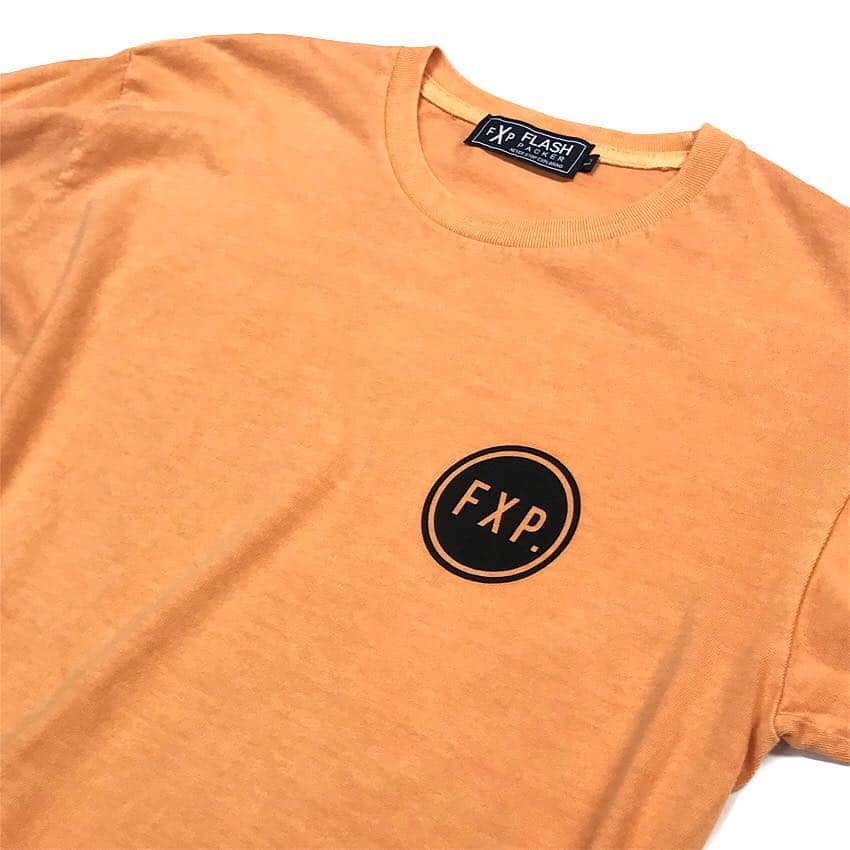 のインスタグラム：「桜も芽吹き、満開直前。昼間は日差しの勢いも増し、ロンT＆Tシャツで過ごせる季節もすぐそこです。  フラッシュパッカー今年の春の最新アイテムも準備完了、発売開始しました。ピグメント加工を施した味わい深いTシャツたち。 希望サイズやカラー、今なら自由にチョイス可能。言ってる間になくなっちゃうのがTシャツたち。4月の新年度を迎える前に、新しいTシャツで気分一新してみてはいかがですか？ ・ ・ ・ -FXPマメ知識- ピグメント加工とは？ 特殊な溶剤を使って前処理をした生地に、本来プリントに用いる顔料を使って染める、比較的新しい染色技術を“ピグメント加工”と言います。 繊維の奥まで浸透させず、表面のみに色をのせるので洗いに掛けたときの色落ち感が絶妙なバランスで表現されまるでヴィンテージのような雰囲気を醸し出してくれるのです。 フラッシュパッカーのピグメントTシャツはメイド・イン・東京！！ ディレクター自身が染色工場に行き、色見本と希望の色を照らし合わせながらカラーをチョイスしている完全オリジナルです。」