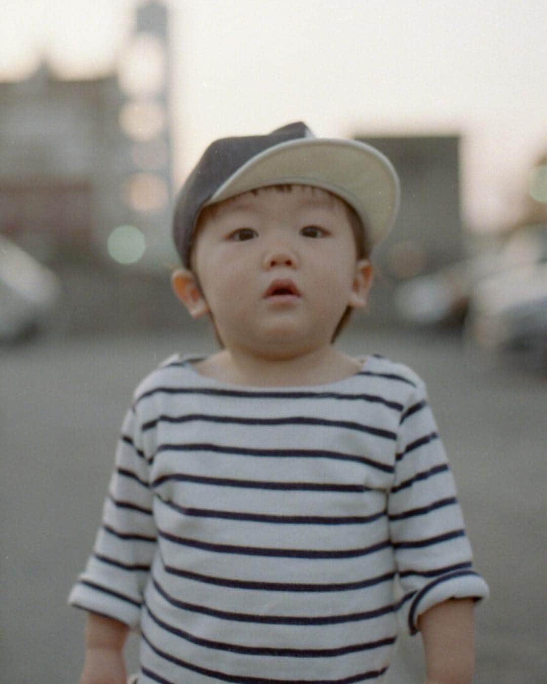 花盛友里のインスタグラム：「写真は2歳ぐらいのときの長男。  昨日いきなりね、お風呂あがりに 「ねーねー、ぼくねーかーちゃんのお腹の中に来た時、すっごく嬉しかったんだよ。 かんどうした。」 「お腹の中に来たときはね、真っ暗でうわー、まっくらだー、っておもったんだよ。そして、生まれてきたときも、うわーいっぱい人がいるー！って思って泣いちゃったんだけど、嬉しかったの」  って、言ってくれたよ。 かんどう、なんて言葉知ってたんだなぁ。  3歳の誕生日に 「お腹の中にいたときのこと覚えてる？」って聞いたら 「うん、こうやってしてね（手を頭の上に持ってきて泳ぐみたいなポーズ）暗いトンネルの中を通ってきたんだよ」  って教えてくれたの。  昨日言ってたのはわたしを喜ばしてくれるために言った作り話だろうけど、とても嬉しかったなー！ 「赤ちゃんのときお味噌汁こぼしたり、 色々壊したりしてごめんね、かーちゃん大好き、産んでくれてありがとう！」 だってー！うれしいなぁ。 昨日の遠足のために作った新幹線のオニギリが嬉しかったみたいだ。笑笑 早起きした甲斐があったわー！」