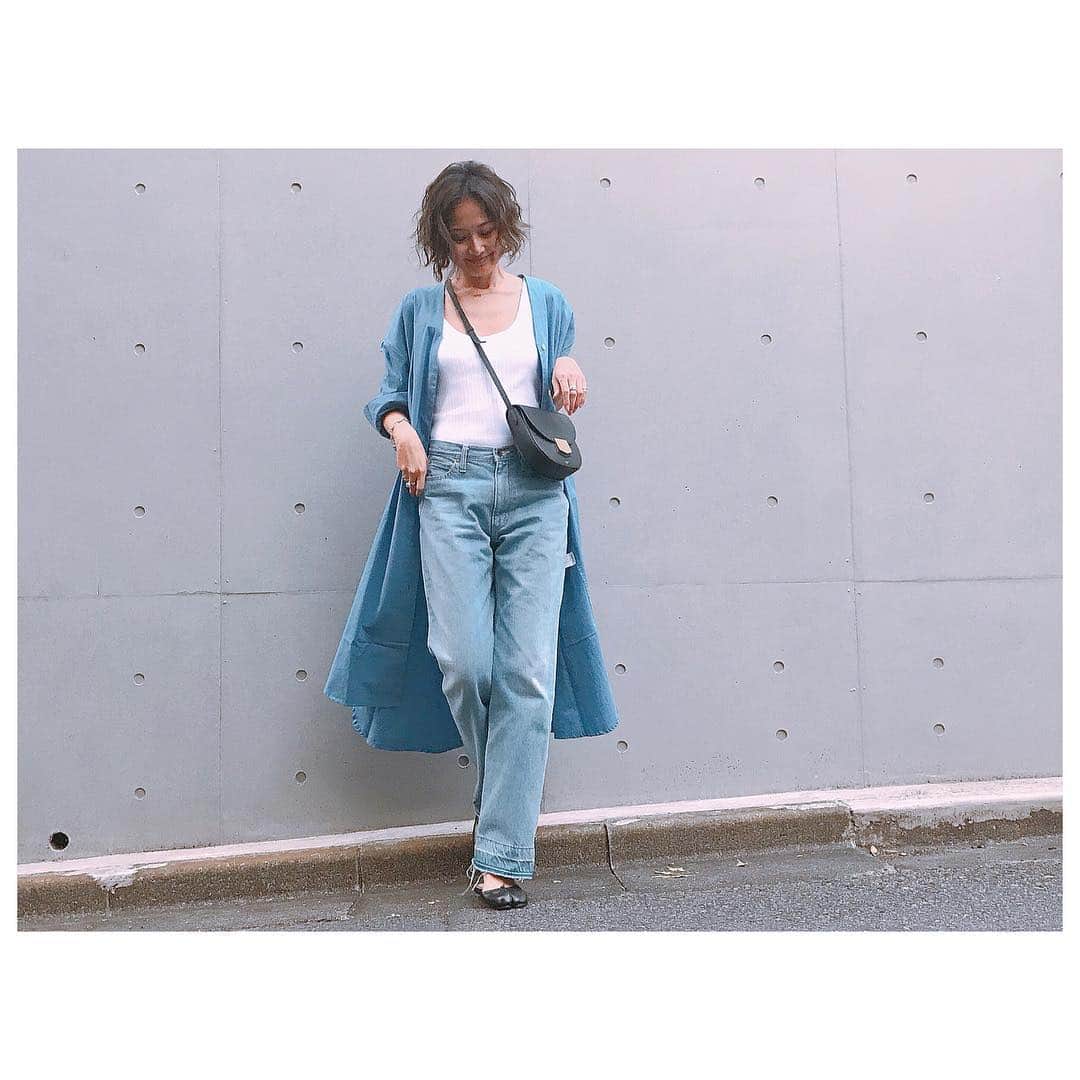 のインスタグラム：「日向がポカポカ気持ち良い🌸 最近気になる水色コーデ。 入荷中のビックシャツワンピは今の時期羽織としても使えるのです👍 このシャツワンピの横からのフォルム好きだわー。 今日入荷した取り外し可能なインナーカップ付きリブボディスーツタンクはHERFEE STORE限定色白も入荷。 あっつい夏はこれで乗り切るぞ😉✌️ #fashion #style #ootd #outfits #herfee」