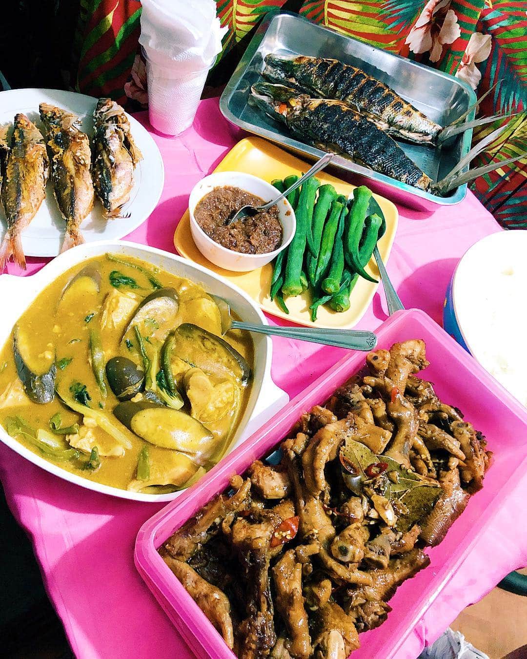 石川マリーさんのインスタグラム写真 - (石川マリーInstagram)「🇵🇭 ． 昨日は親戚のオウチを回ってきたよ！ フィリピン料理いっぱい食べてきた☺︎ やっぱり私にとってのおふくろの味はフィリピン料理だなぁ〜♡ ． ． ． #philippines #manila #japina #trip #travel #asia #instastreet #instatravel #pinoyfood #happy #fun #followｍe #tflers #フィリピン #マニラ #フィリピンハーフ #ローカルフード #フィリピン料理 #美味しかった #里帰り #旅行 #海外旅行 #女子旅 #タビジョ #ブラックコーデ #ファッション #スタイル」3月27日 12時11分 - marieishikawa