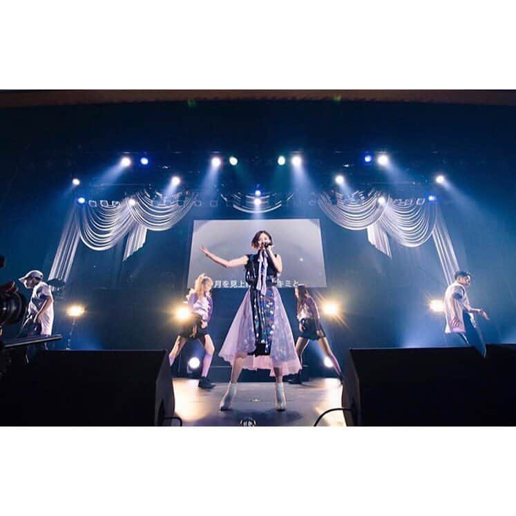 YWKIさんのインスタグラム写真 - (YWKIInstagram)「CHIAKI ITO  スペシャルミニライブ "New Beginnings" . . 彼女の思いが存分に凝縮されたLive。ミニライブとは思えない完成度でハッピーな空間でした😊 . . #演出 #振付 #伊藤千晃 #新たな始まり . . . #Repost @kikichiaki with @get_repost ・・・ 伊藤千晃 初ミニライブ "New Beginnings"  オープニングが始まり客席でペンライトを振るみんなの姿が私の目に映った瞬間は、足から頭までゾワっとするような感覚がありました  この景色を私はまた見たかった  みんなの前でまた歌って踊る事ができて本当に嬉しいです  この感動を、これからもみんなとたくさんつくっていきたい、届けていきたい  待っていてくれて、ありがとう …にしても、幸せだったなぁ  楽しかったなぁ  まだ昨日の余韻が抜けないまま幸せに浸ってるよ。  久々に立ったステージは本当に気持ちよかった。  みんなの笑顔が最高だったよ。  Photo by  田中聖太郎  Styling  @sacaiofficial  Performers @na_na1218  @saeca_n @suguru_ganmi @kenzomasuda_ganmi」3月27日 12時14分 - ywkibhs