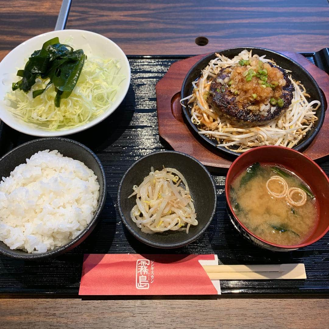 くろさんのインスタグラム写真 - (くろInstagram)「ラムハンバーグ定食B🍚800円 #ラムハンバーグ定食 #熱々鉄板 #しずる感 #ハンバーグ定食 #定食にはご飯お味噌汁わかめサラダ小鉢選べるワンドリンク付き #ホットコーヒーだとおかわり自由 #ジンギスカン霧島 #ジンギスカン霧島新橋店 #スタンプカード今日で満タン #高校野球放送中 #新橋ランチ」3月27日 12時18分 - m6bmw