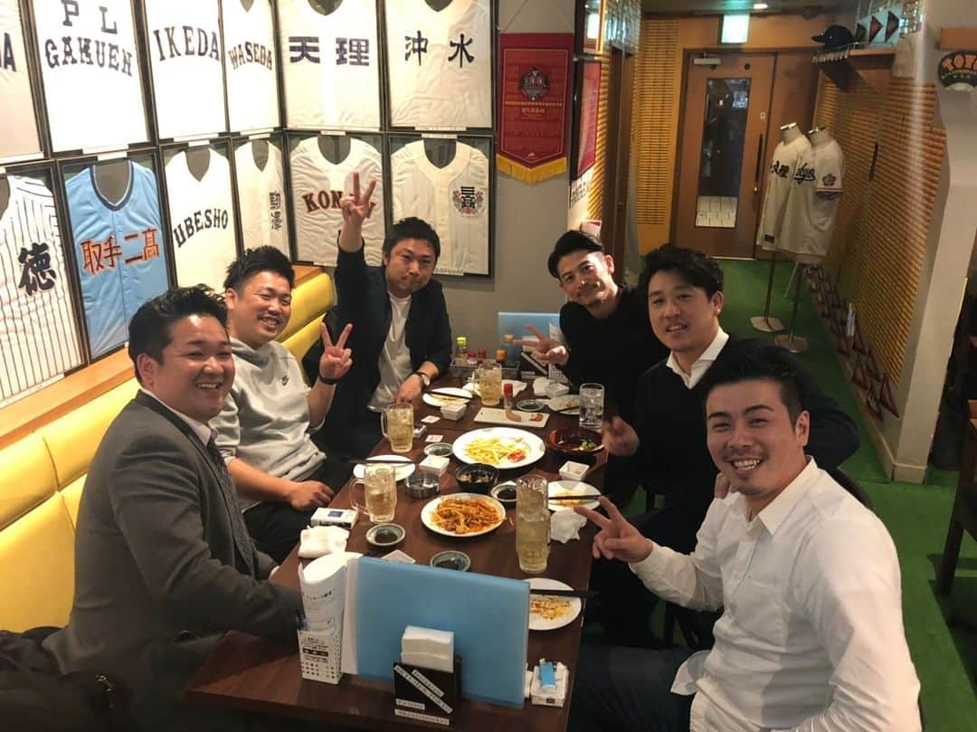 野久保直樹さんのインスタグラム写真 - (野久保直樹Instagram)「・ 昨日は56年会！一人61年がいるけどw 同じ時代に、場所は違えど同じ野球で汗を流し、共に甲子園を目指していた仲間達。 今回は、少なめの参加人数でしたが幸せなひと時でした。 しかし、この居酒屋凄かったな😆 高校野球マニアにはたまらんわ。 神田にある「高校野球酒場 #球児園」というお店。 ひたすら、この中のメンバーが出ている甲子園の試合をみて、あーでもないこーでもないいうてた🤣 皆んなありがとう‼️ ・ #高校野球 #甲子園 #春 #夏 #センバツ #選手権 #興誠 #浜松学院 #横浜 #pl学園 #智辯和歌山 #報徳学園 #三重海星 #神戸弘陵」3月27日 12時18分 - naoki_nokubo