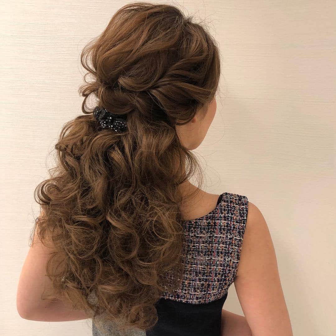 のインスタグラム：「先日のお客様。 大人ハーフアップ。  #ヘアメイク #ヘアセット #ヘアアレンジ #ヘアスタイル #銀座#美容師 #ウェディング#ウェディングヘア #ブライダル#ブライダルヘア #結婚式#プレ花嫁#花嫁#前撮り#着物#浴衣 #シニヨン#ダウン#ダウンスタイル#編み込み#ヘアメイクリハーサル #bride#bridehair#bridal#updo#upstyle」