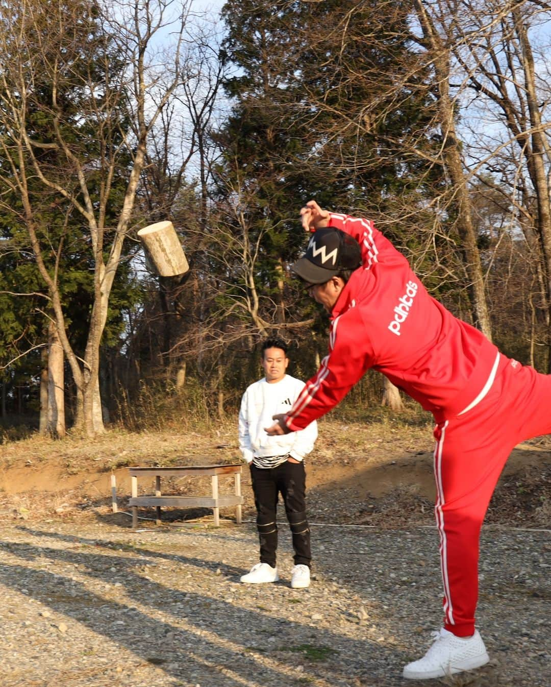 川口徹道さんのインスタグラム写真 - (川口徹道Instagram)「急遽、丸太投げ選手権‼️ 急に何かが起こるのがロケなんだな。  ロケの達人大輔さんから勉強させてもらってます。  丸太重っ‼️‼️ #ThanksAirbnb #エアビー⁠ ⁠ #Airbnb #旅プロジェクト #バーベキュー #焚き火 #五右衛門風呂 #アウトドア #宮川大輔 さん #富士彦 さん #バッドボーイズ佐田 さん #武井俊祐 さん #てつみち ＠airbnb」3月27日 12時22分 - tetsumichi0609