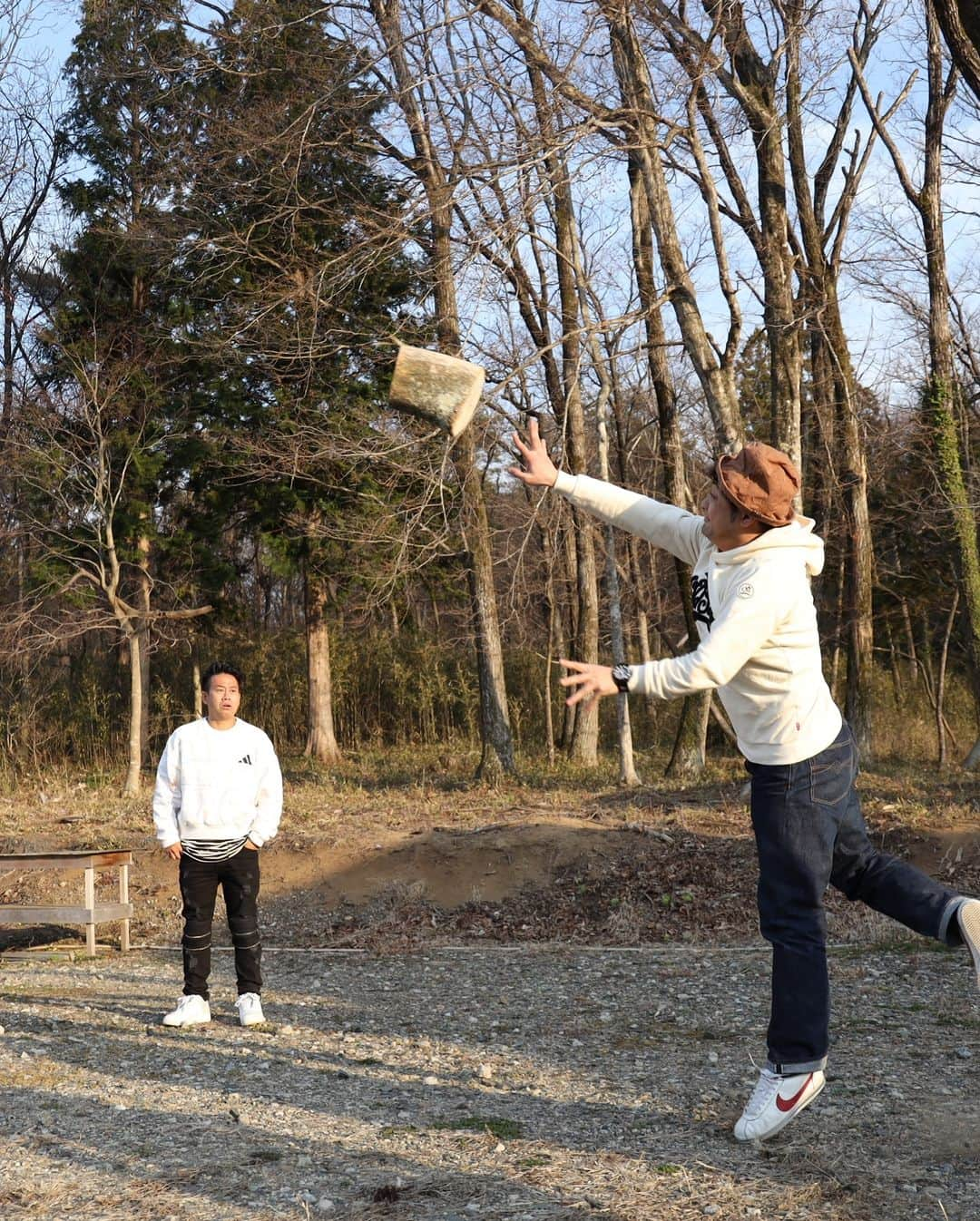 川口徹道さんのインスタグラム写真 - (川口徹道Instagram)「急遽、丸太投げ選手権‼️ 急に何かが起こるのがロケなんだな。  ロケの達人大輔さんから勉強させてもらってます。  丸太重っ‼️‼️ #ThanksAirbnb #エアビー⁠ ⁠ #Airbnb #旅プロジェクト #バーベキュー #焚き火 #五右衛門風呂 #アウトドア #宮川大輔 さん #富士彦 さん #バッドボーイズ佐田 さん #武井俊祐 さん #てつみち ＠airbnb」3月27日 12時22分 - tetsumichi0609