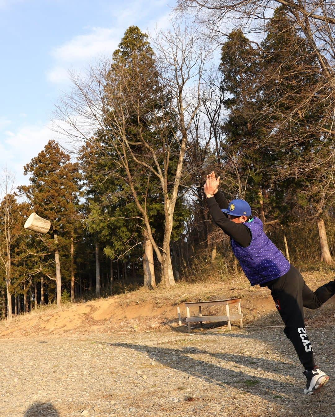 川口徹道さんのインスタグラム写真 - (川口徹道Instagram)「急遽、丸太投げ選手権‼️ 急に何かが起こるのがロケなんだな。  ロケの達人大輔さんから勉強させてもらってます。  丸太重っ‼️‼️ #ThanksAirbnb #エアビー⁠ ⁠ #Airbnb #旅プロジェクト #バーベキュー #焚き火 #五右衛門風呂 #アウトドア #宮川大輔 さん #富士彦 さん #バッドボーイズ佐田 さん #武井俊祐 さん #てつみち ＠airbnb」3月27日 12時22分 - tetsumichi0609