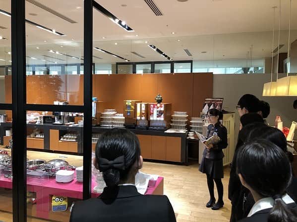 ホテル京阪ユニバーサル・タワーさんのインスタグラム写真 - (ホテル京阪ユニバーサル・タワーInstagram)「【スタッフのつぶやき】 先日、ホテル京阪 ユニバーサル・タワーに「1DAY インターンシップ」として、たくさんの学生の皆様がお越しになりました♪ 「ホテル京阪」に興味を持って、来てくださっている皆様…。 これは私たちも頑張らねば！と気合いいっぱい、客室や館内施設をご案内。 学生の皆様から色々と質問も飛び交い、私たちも楽しいショールームになりました♪  その後は、チームごとにあるテーマに沿った企画を考えるワークショップ。 フレッシュな意見に私たちの方が刺激を貰った一日となりました。 いつか皆様と一緒に働けることを願っております！  #ホテル京阪ユニバーサルタワー #ホテル京阪ユニバーサル #ホテル京阪 #ユニバーサルスタジオジャパン #オフィシャルホテル #インターンシップ #ショールーム #ワークショップ #学生 #就活生 #hotelkeihanuniversaltower #hotelkeihanuniversal #hotelkeihan #universalstudiosjapan #officialhotel #internship #workshop #showroom #student #studentjobseeker」3月27日 12時23分 - hotel_keihan_universal_tower