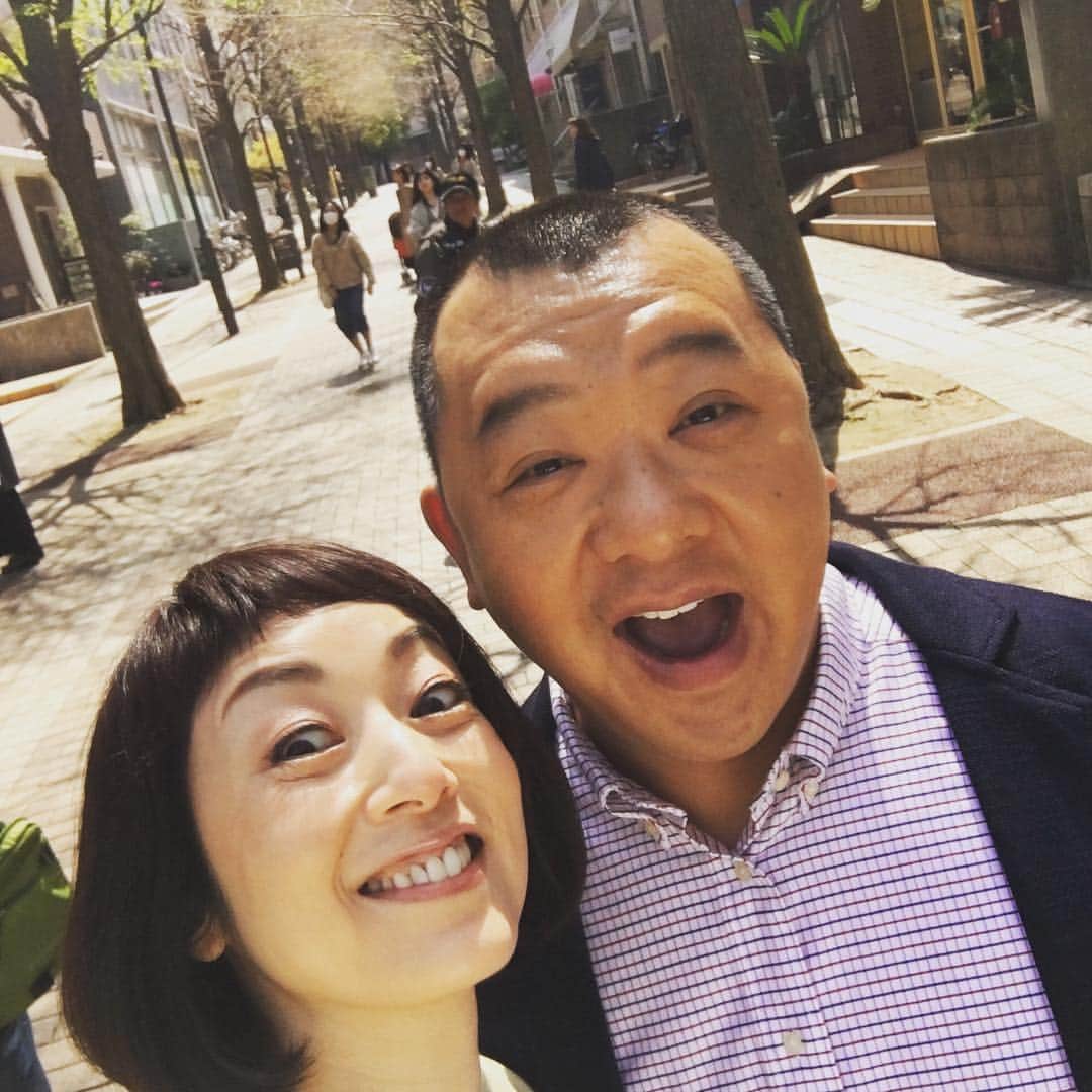 高岡早紀 さんのインスタグラム写真 - (高岡早紀 Instagram)「お外気持ち良い〜 私の顔ったら。。笑  #向かいのバズる家族 #春 #楽しい」3月27日 12時32分 - saki_takaoka