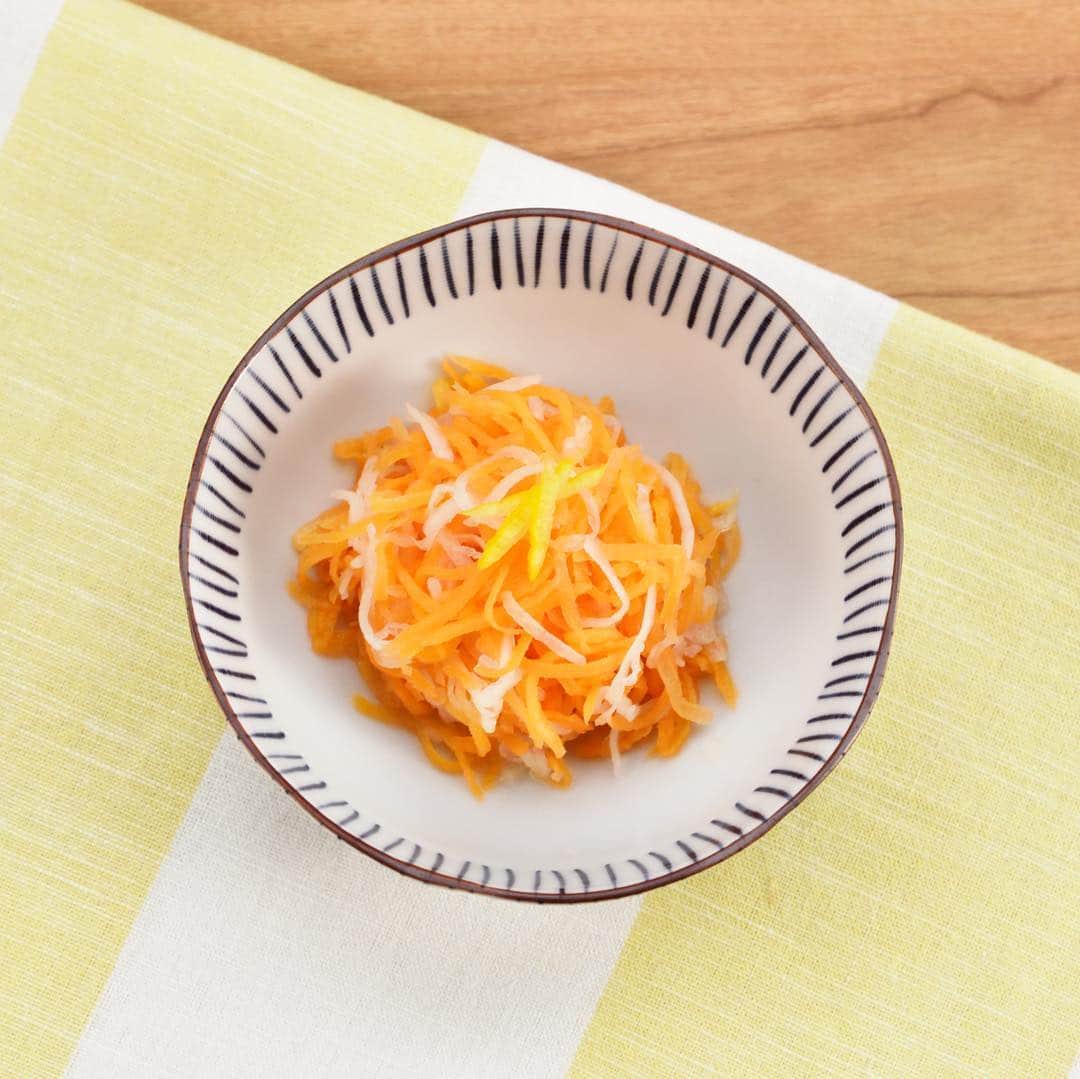 のインスタグラム：「.⁣ 『 #人参三昧 』でレッツクッキング!⁣ .⁣ 「なます」を『人参三昧』を使って作ってみませんか♪♪⁣ .⁣ おせち料理の中の一品として親しまれている「なます」ですが、細切りをするのも意外と一苦労ですよね😞⁣ .⁣ 『人参三昧』を使えばアッという間にたくさん細切りができちゃいます！⁣ 簡単時短が叶うこのアイテムで普段の食卓でもお気軽に「なます」をお楽しみ頂けます😋⁣ .⁣ 箸休めにもGOOD！⁣ 爽やかな酸味が美味しい「なます」、⁣ ののじの『人参三昧』を使ってぜひお試しくださいませ🙌⁣ .⁣ 「人参三昧」の詳細はHPへ♫⁣ アカウントTOP＜ @nonoji.official ＞のリンクから🔍⁣ .⁣ にこにこ、うふふが、いっぱい😊⁣ .⁣ .⁣ #ののじ #人参三昧 #にんじん #なます #和食 #日本料理 #下ごしらえ #料理好きな人と繋がりたい #おうちごはん #instafood #foodie #ランチ #lunch #晩ごはん #ディナー #朝ごはん #自炊 #キッチングッズ #便利グッズ #野菜 #vegetables #グルメ ⁣  #美肌レシピ #腸活 #腸活レシピ #おうちカフェ #japanesefood #作り置き #小鉢」