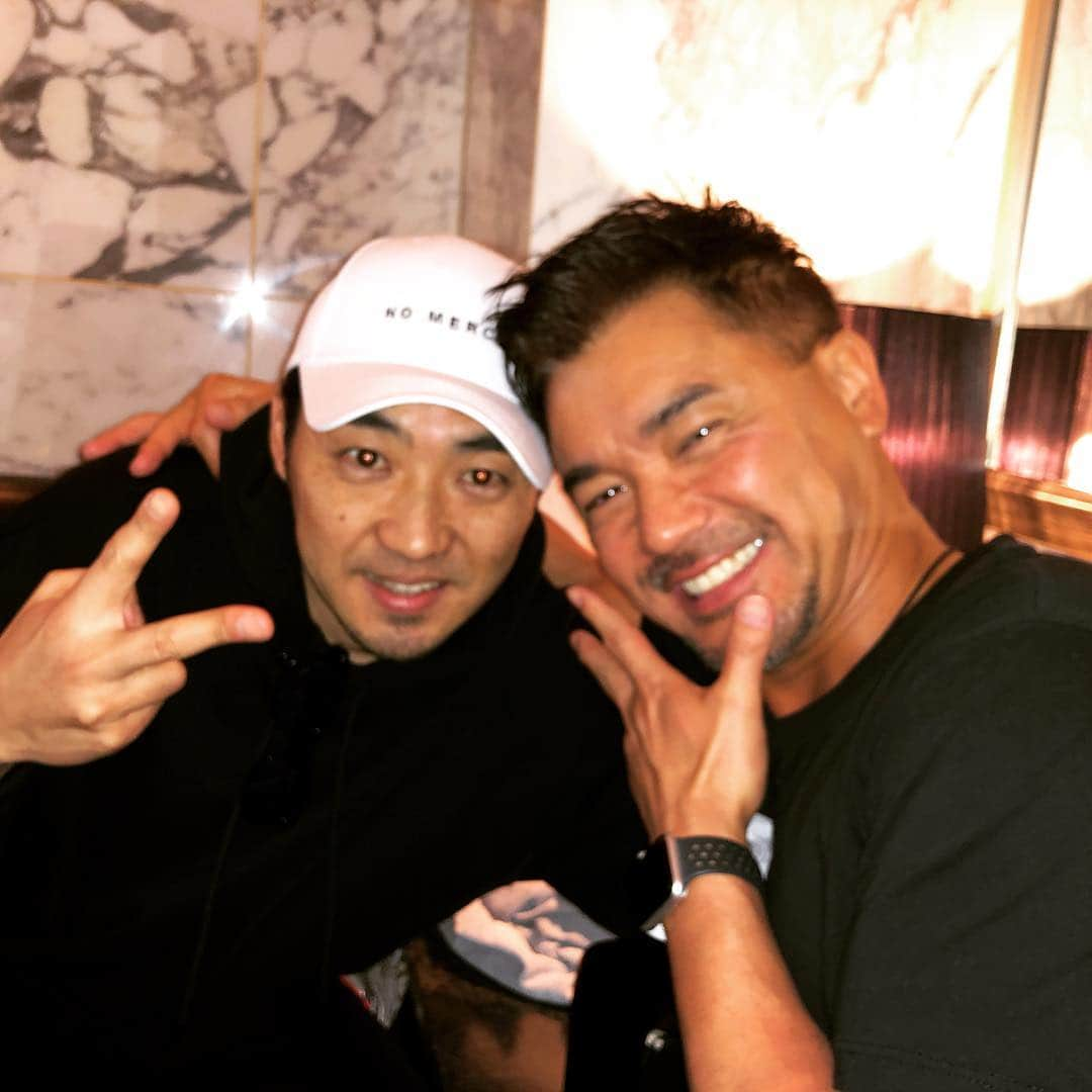 中村譲さんのインスタグラム写真 - (中村譲Instagram)「3人合同誕生会にて、くじ引きで誕生日プレゼントを選ぶと見事に乳首が…くじゅんいいわ〜#birthdaypresent #happybirthday #myfriends #誕生会 #ありがとう @hitomi2471103 #乳首 #透けてる #友達の誕生会 のはずが(笑)」3月27日 12時28分 - joechan1515