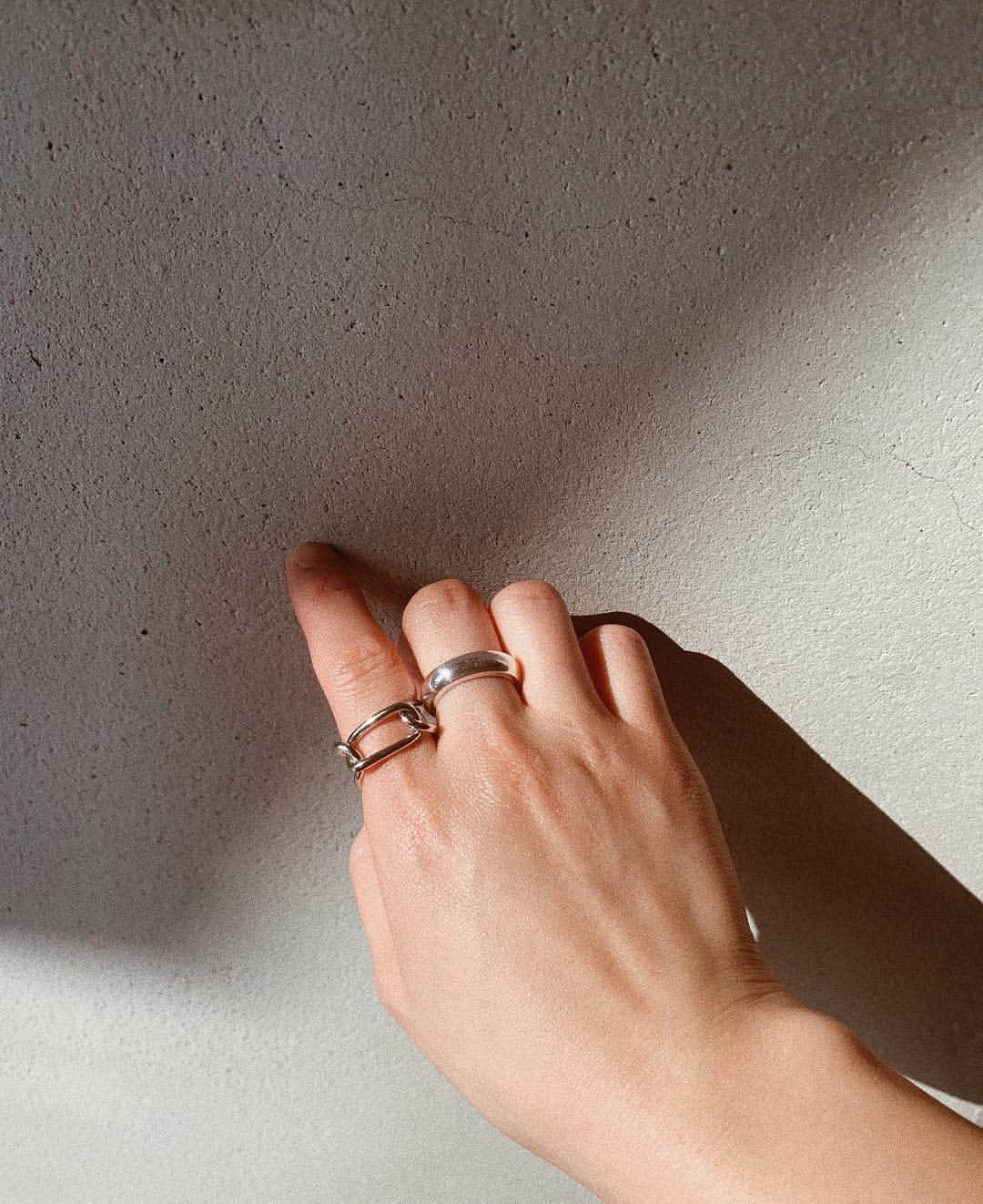 伊地知朋子さんのインスタグラム写真 - (伊地知朋子Instagram)「#accessory  new silver rings♡ 友達がSTARTしたsilver jewely のshop @mint.jewelry_official  でお手元を新調✔︎」3月27日 12時29分 - tomoko_urbanbobby