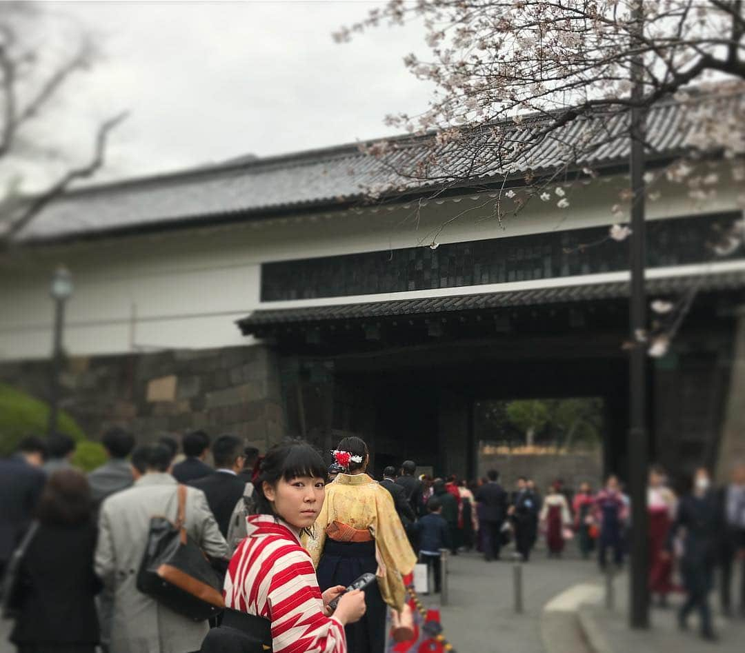 小島あやめさんのインスタグラム写真 - (小島あやめInstagram)「昨日、明治大学文学部を無事に卒業致しました。 4年間あっという間に過ぎてしまい、自分でも驚いています😳 しっかりと卒業でき、本当に良かったです！  大学生活を振り返ると 自らの勉強では決して学べないような知識を得たり たくさんの幅広い友達ができたり ダンスの大会にたくさん出たり ザ・学生という生活を堪能できました！ もちろんお仕事もやらせていただき、 1・2年、3・4年と校舎が変わるのですが、両方で撮影もしていただきました🙏🏻貴重… 本当に幸せな時間を過ごせました！  もちろん大学には行かずにお仕事という選択もできたわけですが 私は大学に行って、自分のことをいろいろ考える時間や 友達と遊ぶという時間や 自分の趣味を楽しむという時間 知らなかったこともたくさん知れて この選択をして良かったと思います。 大学生限定のダンスの全国規模の大会3種類で優勝できたのも、ただ喜んでいたけど 思い返せば良くやったと思います😂笑  ここからまた新たに気合をいれて より一層頑張らなくてはいけないと気が引き締まりました！ もちろん不安なこともたくさんありますが 一つ一つを丁寧に、何事にも挑戦していきたいです。 今後とも小島あやめをよろしくお願い致します😊  そして、同じく今年卒業された皆様、おめでとうございます㊗️ 共に新しい環境、頑張りましょう！  あやめは明治大学文学部の演劇学専攻という専攻で勉強していたのですが 大学で学ぶ間に一つだけ新たに加わった夢があります。 いつか、イプセンの戯曲『人形の家』のノラを舞台で演じたいです！ これは演劇学専攻じゃなかったらきっと持たなかった夢です。 その時は、絶対に演劇学専攻のみんなに観に来てもらおう。  袴は矢羽根柄と鶴の着物に黒袴！ とてもかわいくてお気に入りの袴を着れて嬉しかったです😊  明治大学4年間ありがとうございました〜🙏🏻⭐️ やっぱり明治がNo.1！  #卒業 #大学卒業 #卒業式 #袴 #明治大学 #明治 #meiji #文学部 #演劇 #桜 #武道館 #青春 #dance #優勝 #人形の家 #舞台 #単位  #ここでカミングアウト #第二外国語でドイツ語を学んでいました #しかしできなすぎて2年間で #私はドイツ語を勉強していますしか言えなない #しかもこれだけ唯一いつもギリギリラインで単位取得 #春から大学生のみなさん #とにかく単位は取ろう」3月27日 12時30分 - ayame_kojima