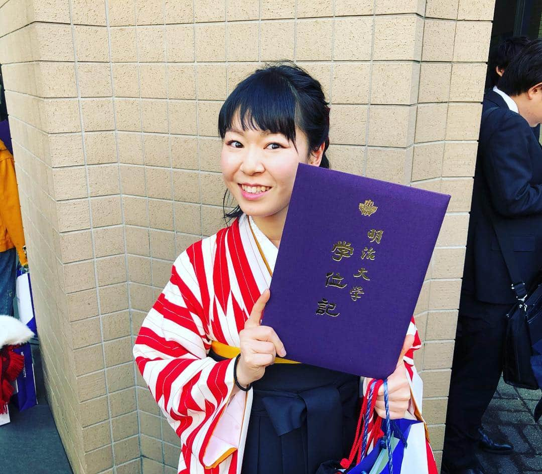 小島あやめさんのインスタグラム写真 - (小島あやめInstagram)「昨日、明治大学文学部を無事に卒業致しました。 4年間あっという間に過ぎてしまい、自分でも驚いています😳 しっかりと卒業でき、本当に良かったです！  大学生活を振り返ると 自らの勉強では決して学べないような知識を得たり たくさんの幅広い友達ができたり ダンスの大会にたくさん出たり ザ・学生という生活を堪能できました！ もちろんお仕事もやらせていただき、 1・2年、3・4年と校舎が変わるのですが、両方で撮影もしていただきました🙏🏻貴重… 本当に幸せな時間を過ごせました！  もちろん大学には行かずにお仕事という選択もできたわけですが 私は大学に行って、自分のことをいろいろ考える時間や 友達と遊ぶという時間や 自分の趣味を楽しむという時間 知らなかったこともたくさん知れて この選択をして良かったと思います。 大学生限定のダンスの全国規模の大会3種類で優勝できたのも、ただ喜んでいたけど 思い返せば良くやったと思います😂笑  ここからまた新たに気合をいれて より一層頑張らなくてはいけないと気が引き締まりました！ もちろん不安なこともたくさんありますが 一つ一つを丁寧に、何事にも挑戦していきたいです。 今後とも小島あやめをよろしくお願い致します😊  そして、同じく今年卒業された皆様、おめでとうございます㊗️ 共に新しい環境、頑張りましょう！  あやめは明治大学文学部の演劇学専攻という専攻で勉強していたのですが 大学で学ぶ間に一つだけ新たに加わった夢があります。 いつか、イプセンの戯曲『人形の家』のノラを舞台で演じたいです！ これは演劇学専攻じゃなかったらきっと持たなかった夢です。 その時は、絶対に演劇学専攻のみんなに観に来てもらおう。  袴は矢羽根柄と鶴の着物に黒袴！ とてもかわいくてお気に入りの袴を着れて嬉しかったです😊  明治大学4年間ありがとうございました〜🙏🏻⭐️ やっぱり明治がNo.1！  #卒業 #大学卒業 #卒業式 #袴 #明治大学 #明治 #meiji #文学部 #演劇 #桜 #武道館 #青春 #dance #優勝 #人形の家 #舞台 #単位  #ここでカミングアウト #第二外国語でドイツ語を学んでいました #しかしできなすぎて2年間で #私はドイツ語を勉強していますしか言えなない #しかもこれだけ唯一いつもギリギリラインで単位取得 #春から大学生のみなさん #とにかく単位は取ろう」3月27日 12時30分 - ayame_kojima