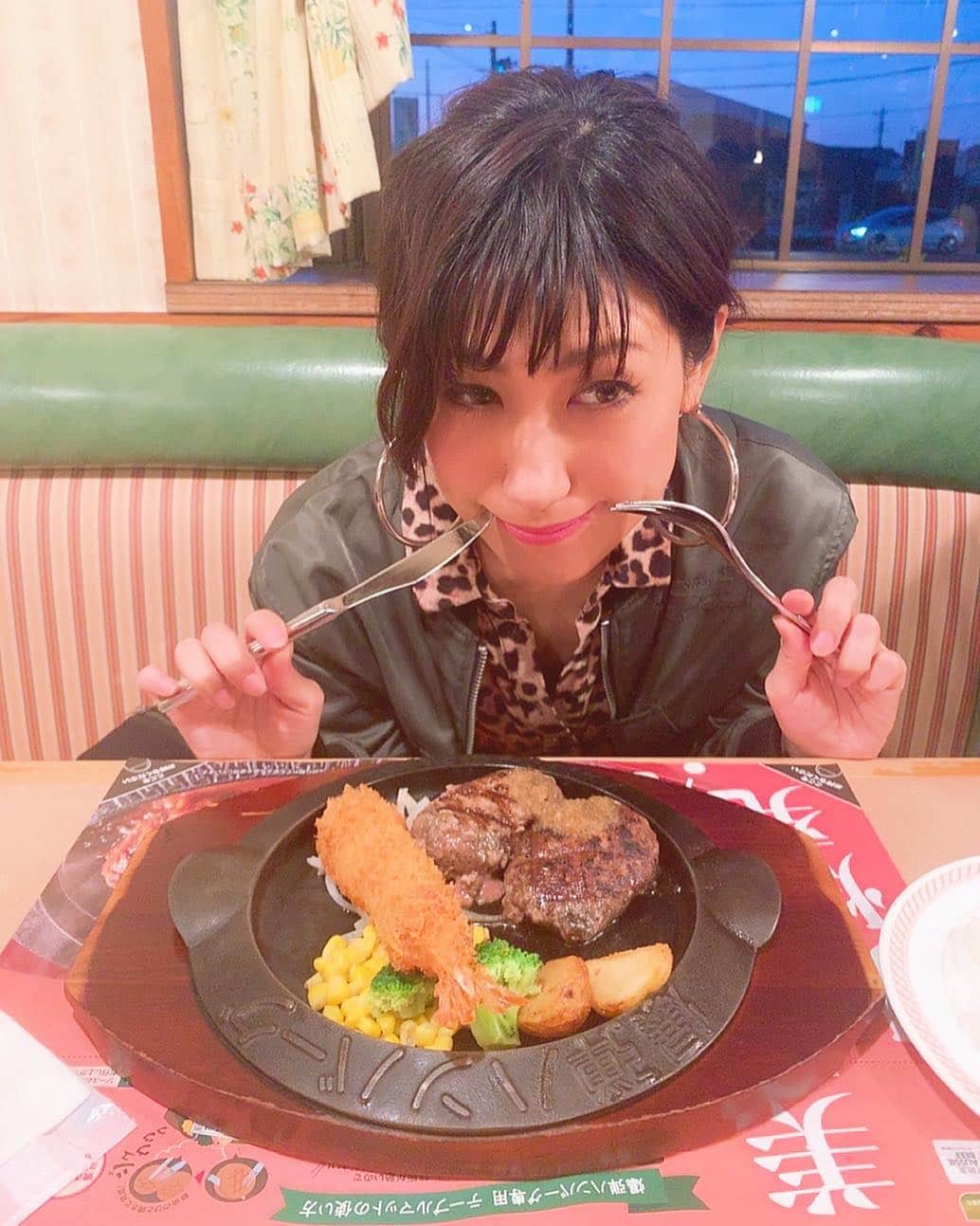 片桐舞子さんのインスタグラム写真 - (片桐舞子Instagram)「肉食🍖🍖🍖 . #フライングガーデン #略してフラガ #地元にいっぱいあるファミレス #爆弾ハンバーグでおなじみ #海老フライ付きにしたよ」3月27日 12時35分 - mays_maiko