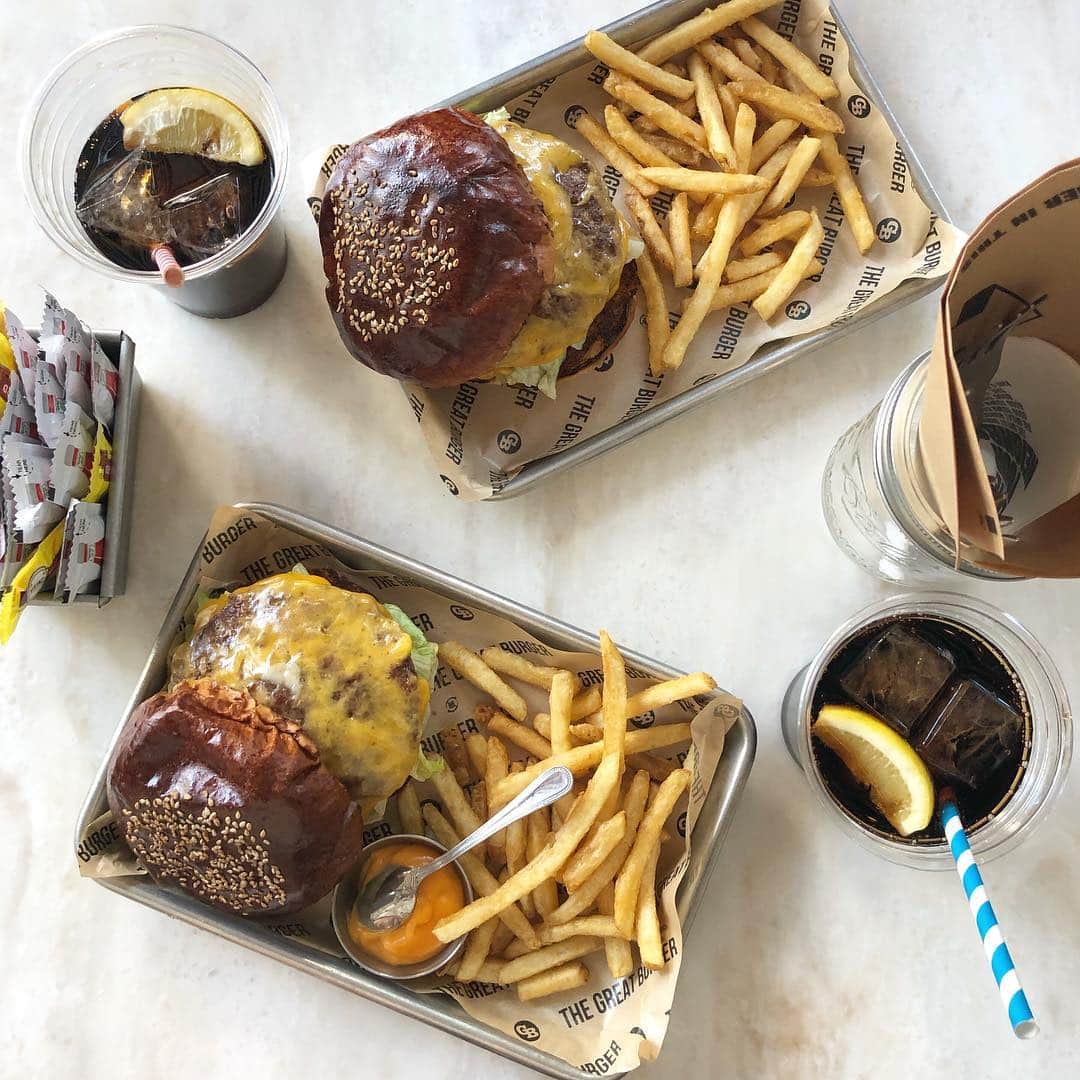 石田一帆さんのインスタグラム写真 - (石田一帆Instagram)「. 大好きなグレートバーガー🍔♡ . ウーバーよくしてたのに今のおうちでは できなくなっちゃって念願の🥺 はぁ、安定のおいしさ。。🥺 . これなら週2〜3で食べれる気がする👦🏼笑 都内で1番好きなハンバーガーです🍔🥤 . @the_great_burger  #thegreatburger#cheeseburger#hamburger#harajukucafe#tokyocafe#harajuku#cafe#lunch#lunchtime#グレートバーガー#チーズバーガー#ランチ#原宿ランチ#原宿#🍔」3月27日 12時42分 - ishidakazuho