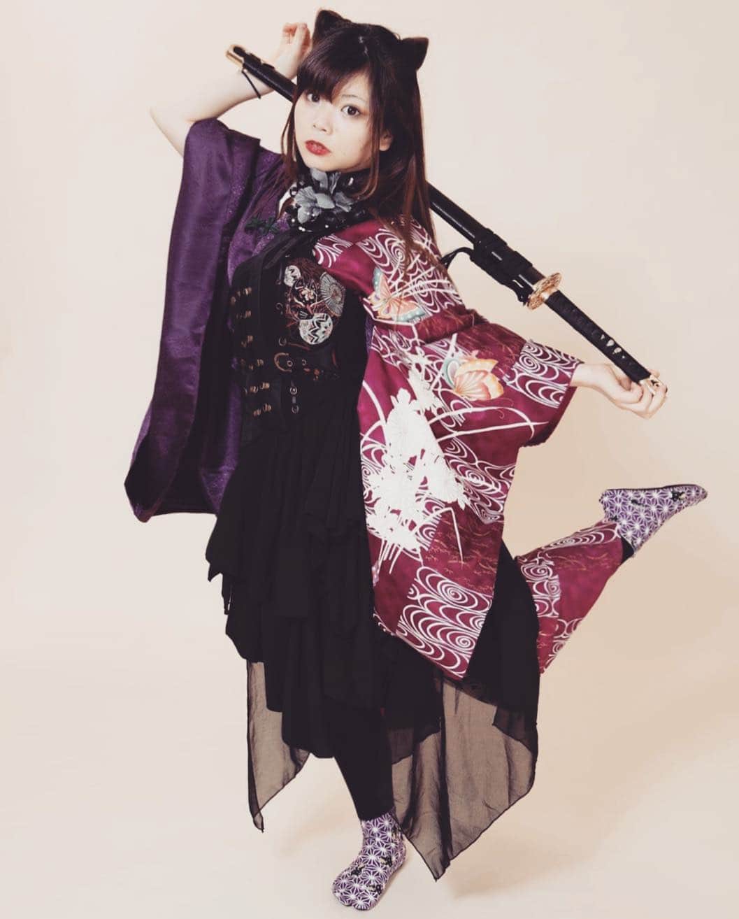 兼田玲菜さんのインスタグラム写真 - (兼田玲菜Instagram)「足袋の広告 撮影٩(• • )۶ねこみみ。  ぁ、主演舞台やる事になりました。 6月です。猫耳では殺陣しないけど、 遊びにきてねん。  #殺陣 #広告 #撮影 #足袋  #行田足袋 #cat #purple #dress #sword #performance #pray #model #book #tv #media #shooting #Instagram #japan #samurai #samuraitabi #兼田玲菜」3月27日 23時36分 - renakaneta4_samurai