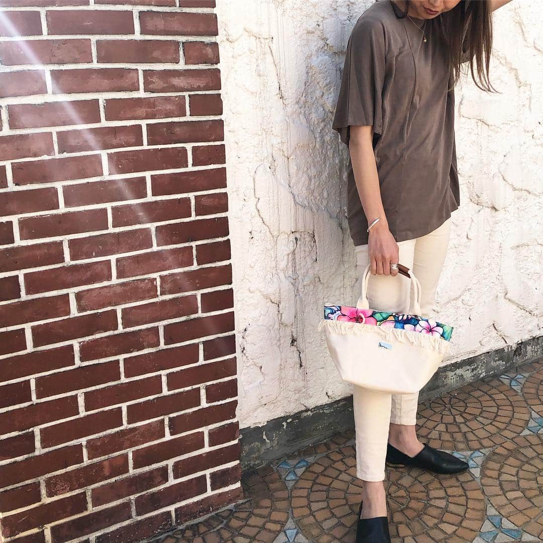のインスタグラム：「🌺 ✨✨緊急開催✨✨ 今夜0時より #楽天 サイトにて "平成最後の" スペシャルクーポン500円OFFを配布しちゃいます😍 ・ 🆕アートの新作のご予約もウェブ先行で受付中です💓 ・ さらに今ならポイントも10倍中！ ぜひお見逃しなく😊 @laleia_official  @colleenwilcoxgallery_jp  #colleen#colleenwilcox#art#hawaii#aloha#surf#beach#fashion#laleia#ハワイ#フォトジェニック#インスタ映え#インスタ女子#アロハ#ビーチ#春#新作#海を感じる雑貨#ラレイア#ギフト#プレゼント#アート#ビーチガール#サーフスタイル#大人カジュアル#バッグ#ポシェット」