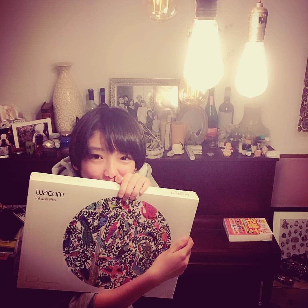 のインスタグラム：「娘の誕生日。 もう高校生だしPCと 念願のペンダブをプレゼント よほど嬉しかったみたいで こんな顔久々に見たわ。。 ぶっ壊れるまで描いて描いて 描きまくりな！ お父さんが一番のファンなんだぜ！  #wacom」