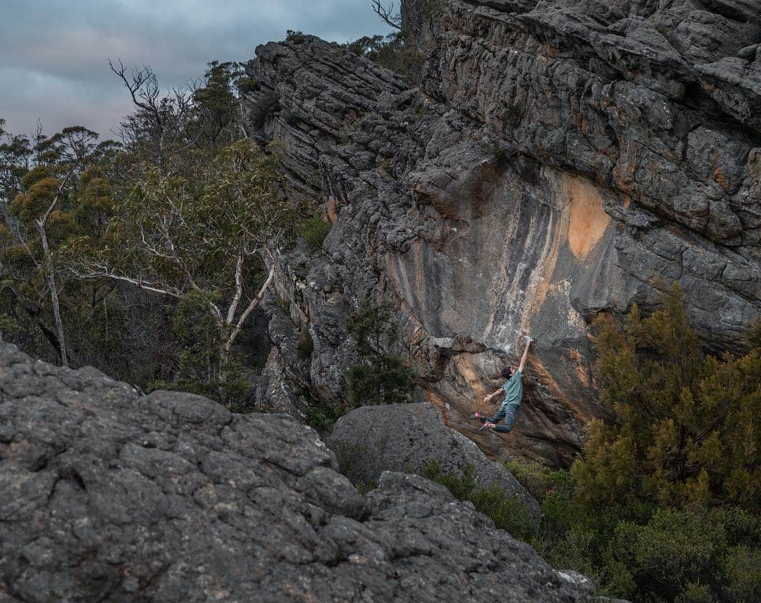 ポール・ロビンソンのインスタグラム：「Help save the grampians, one of my favorite places in the whole world! Link in bio! Shot from the 2nd ascent of “the lonely crowd,” V14/8B+ while on my last trip there in 2018. Photo: @cvalencia31 / @frictionlabs」