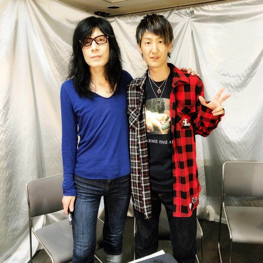 Yuhさんのインスタグラム写真 - (YuhInstagram)「今日はButterfly  Vision #8でした！ 憧れのギタリストの1人であるKiyoshiさんをゲストにお招きしました！ 生放送中にも言ったんだけど、プライベート用のチェキを撮ってもらった時にも肩を組んでくれて、もうその瞬間に鳥肌がたち涙が出そうでした。本気で。生放送中にも感極まって危なかったし。俺もずっと隣で弾いてて欲しいって言われるようなギタリストになりたいなって思ったし、ギタリストとして生きる活力を頂いた気がします。 やっぱり先輩の言葉には重みがあるんですよね。重みと言うか深みと言うか… ステージを見上げてた自分が隣に立てて、話も出来て、なんて幸せな時間を送れているんだろうなーって実感した1日でした！ いやもーほんとヤバくない？自分が信じられないんだけど！って感じのテンションです。GOさんもいつも空気をガラッと変えてもらって助かってます！ 感謝でいっぱい！今日の出会いも今後に繋がりますように。」3月27日 23時31分 - yuh_guitarist