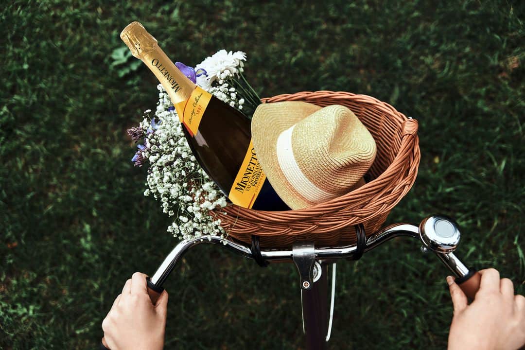 Mionetto Proseccoさんのインスタグラム写真 - (Mionetto ProseccoInstagram)「The best feeling in the world? Knowing that it’s time to join your friends. #mionettoprosecco」3月27日 23時32分 - mionetto_prosecco