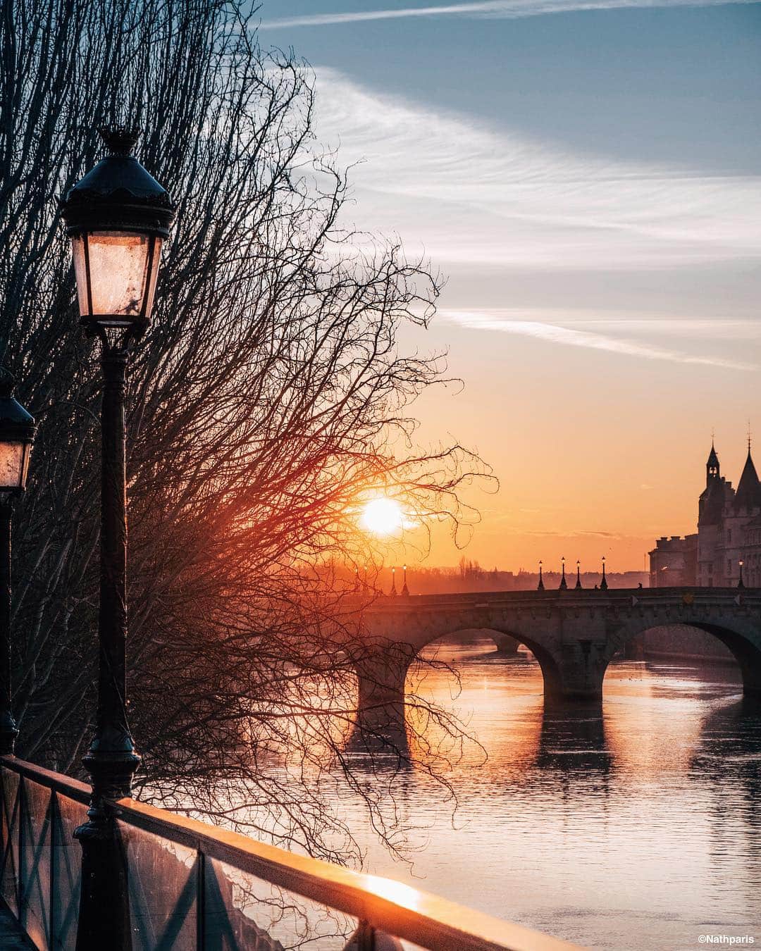 nathparisのインスタグラム：「Early morning ✨ #paris」