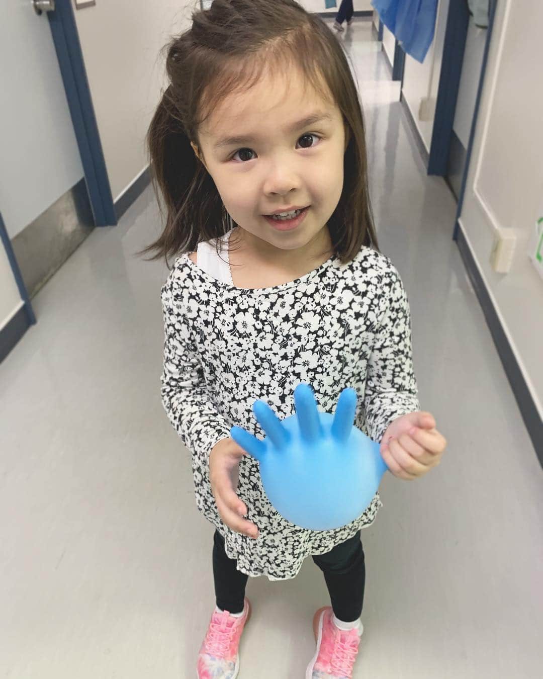 バイリンガル3兄妹のインスタグラム：「昨日歯科検診でした。 ・ この世の終わりのように大泣きして抵抗するおはなさん。 ・ 痛いことは何１つされてない。 口の中を見せて、歯を磨いてもらって、レントゲン撮って、フッ素塗るだけ。 ・ それでも「先生」は「知らない人」だから。 ・ こんなところにも人見知り大発揮で 挨拶も返せないし 質問にも答えられないし ただただ私の後ろに隠れて先生を見つめてる(もはや睨んでる)だけ。 ・ 知らない人に口を開いて見せるなんて無理。 ・ と、大泣き抵抗しつつも最後は頑張ったおはなさん。 ・ そんな大荒れな検診が終わった後に 先生が私にかけてくれた言葉は ・ 「もうちょっと静かにさせてください」 でも 「もううちには来ないでください」 でも 「疲れたわぁー」 でもなく… ・ ・ 「お母さん、お子さん3人いて忙しいと思うけど、もしも雨の日とか何にもやることないなーって時、華ちゃん連れてここに遊びにきてください。そして私やスタッフにこんにちはーって声かけてください。忙しかったら構ってあげられない時もあるけど、もしそんなに忙しくなかったら、診察台の動く椅子とか、空気が出る機械とか、色々見せて触らせてあげますから。私たちに慣れていってね♡」 ・ ・ そして華には 「華ちゃん、お友達になろう？」って。 ・ ・ 神様っているんですね…地上に…😭😭 ・ ・ 人見知りの華には 自分たちに慣れてもらって仲良くなるのが1番と！考えて実行しようとしてくれる、そこまでしてくれる歯医者いるんですね。 ・ 本当に感動しました、ありがとうございました！！ ・ そして最後にはゴム手袋を膨らませてボールにしてくれたよ♡ ・ ・ #大好きすぎる #先生 #ちなみに二児の母だそうです #お母さんの気持ちを持ったまま #働くお母さん先生 #最高すぎます ・ #ありがとうございました #歯医者 #小児歯科 #はなち #4歳 #バイリンガル3兄妹」