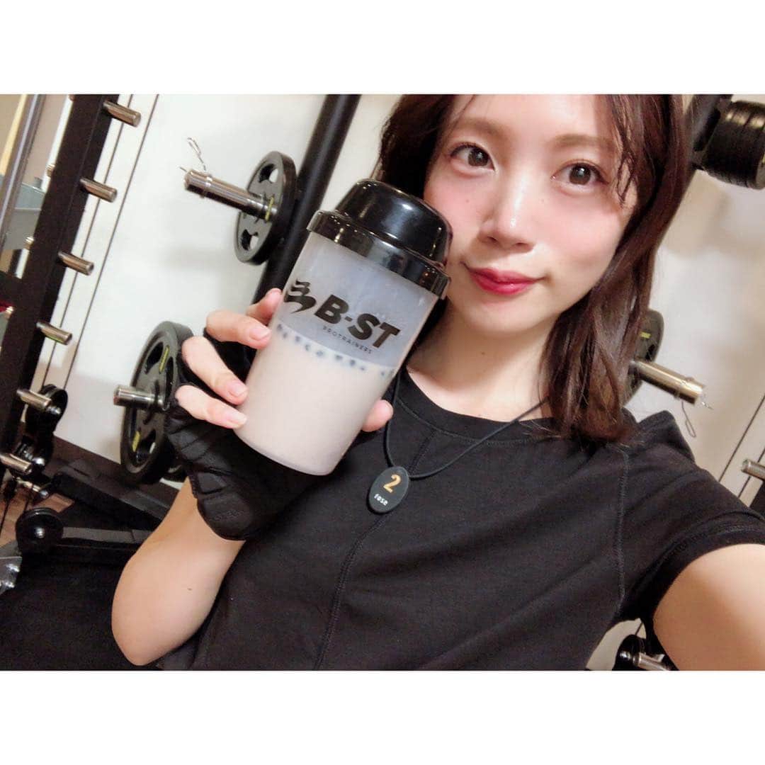 のインスタグラム：「@retra0517 でのパーソナルトレーニング後に…🖤 今飲んでる#プロテイン は @b_st_protein #ビーストプロテイン のクリーミーココア味！ なんとサクサクのクッキーも入っているの☺️ タピオカみたいな黒いツブツブがクッキーだよ🍪 スイーツドリンク飲んでるとしか思えない飲みやすさで1kgがあっという間になくなっちゃう🙃 極力食事でもとるけど圧倒的に足りないタンパク質。 美味しいプロテインがあるおかげで筋トレも楽しめています♩ #protein#proteinshake#プロテインシェイカー#プロテインダイエット#お気に入りプロテイン#筋トレ女子#ダイエット#workout#fitness#筋トレ#パーソナルトレーニング#リトラ恵比寿#恵比寿パーソナルジム#パーソナルジム#リトラ#トレーニング#fitnessgirl」